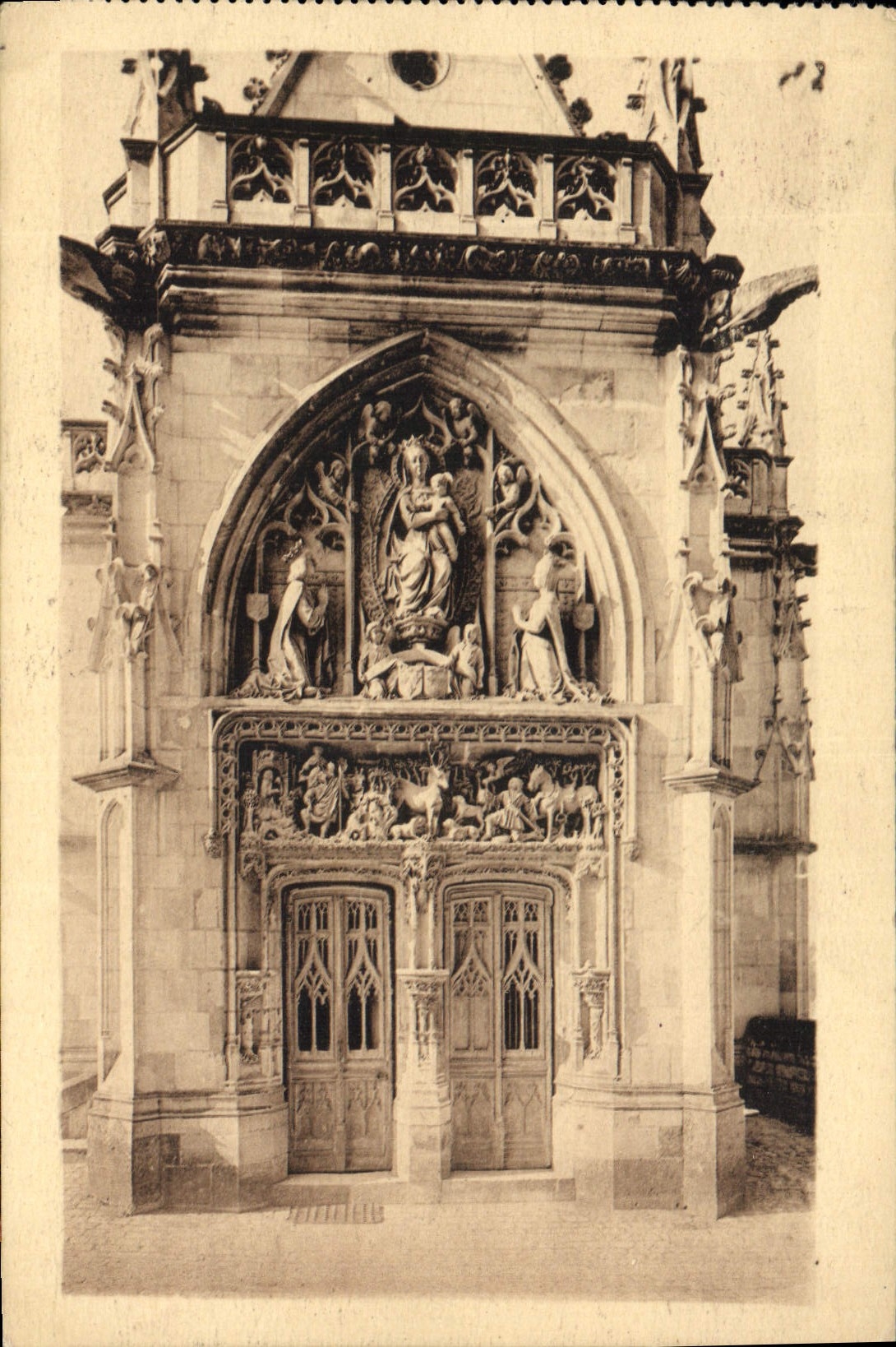 CPA Chateau d'Amboise Port de la Chapelle St Hubert construite par Charles VII au XV siecle et remar