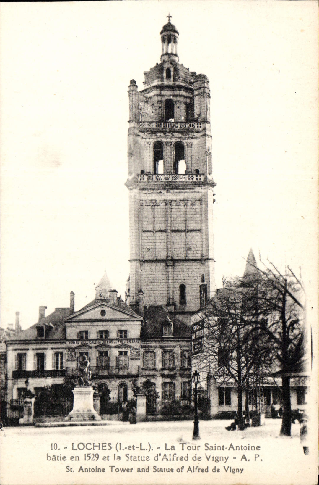 CPA Loches La Tour Saint Antoine batie en 1529 et la Statue d'Alfred de Vigny