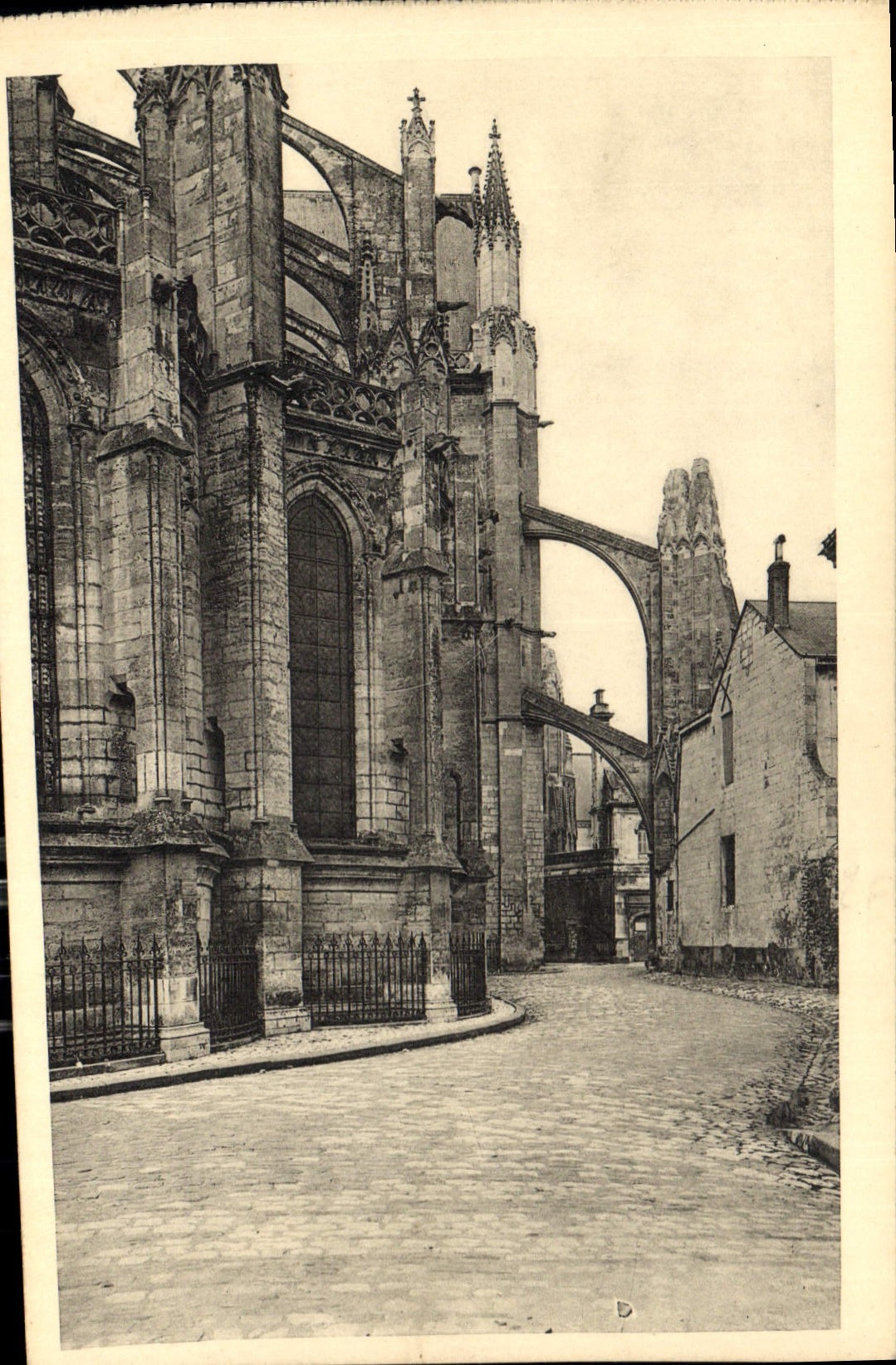CPA Tours Cathedrale Arcs boutants du Croisillion Nord 