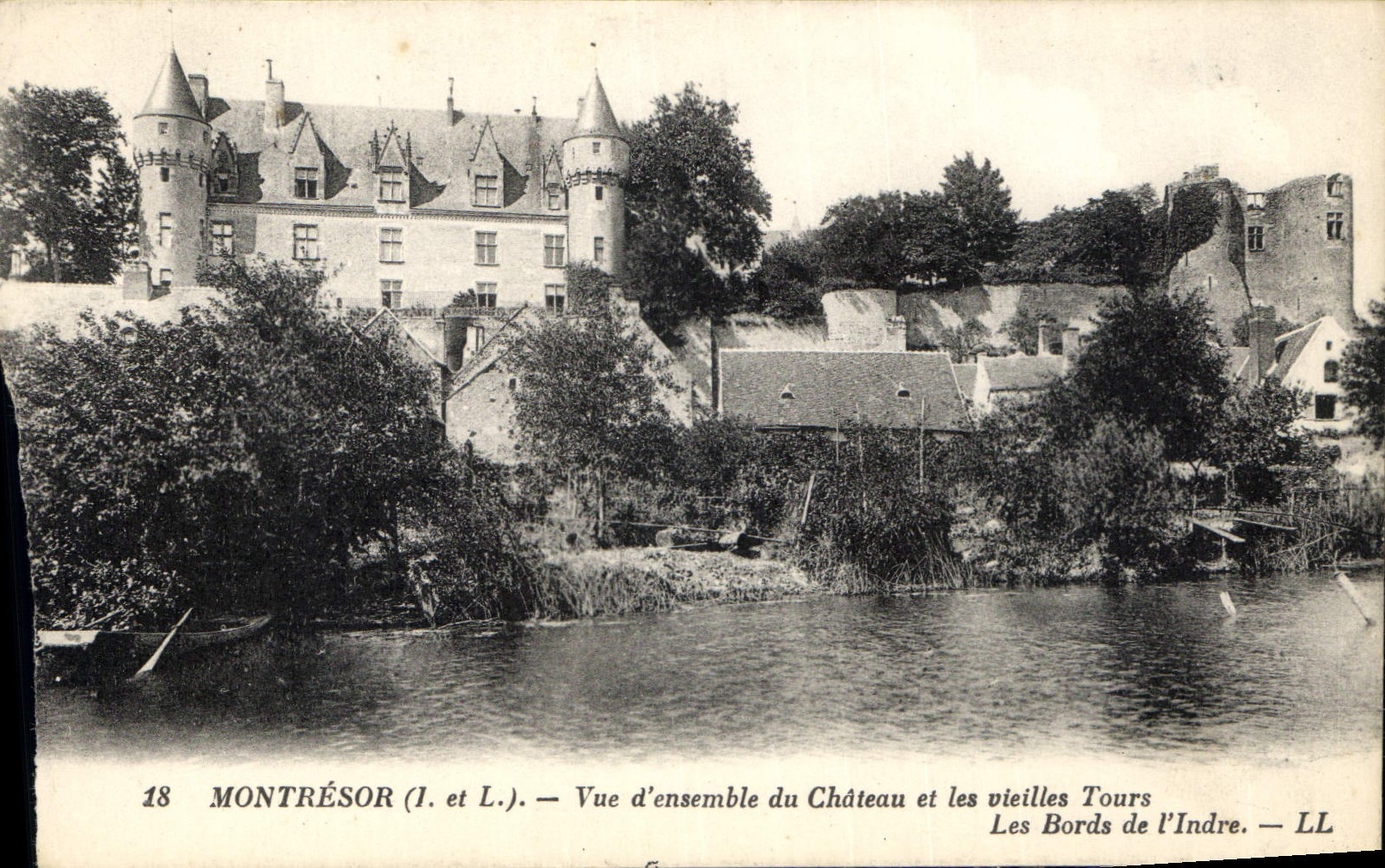 CPA Montresor Vue d'Ensemble du chateau et les vielles Tours Les Bords de l'Indre