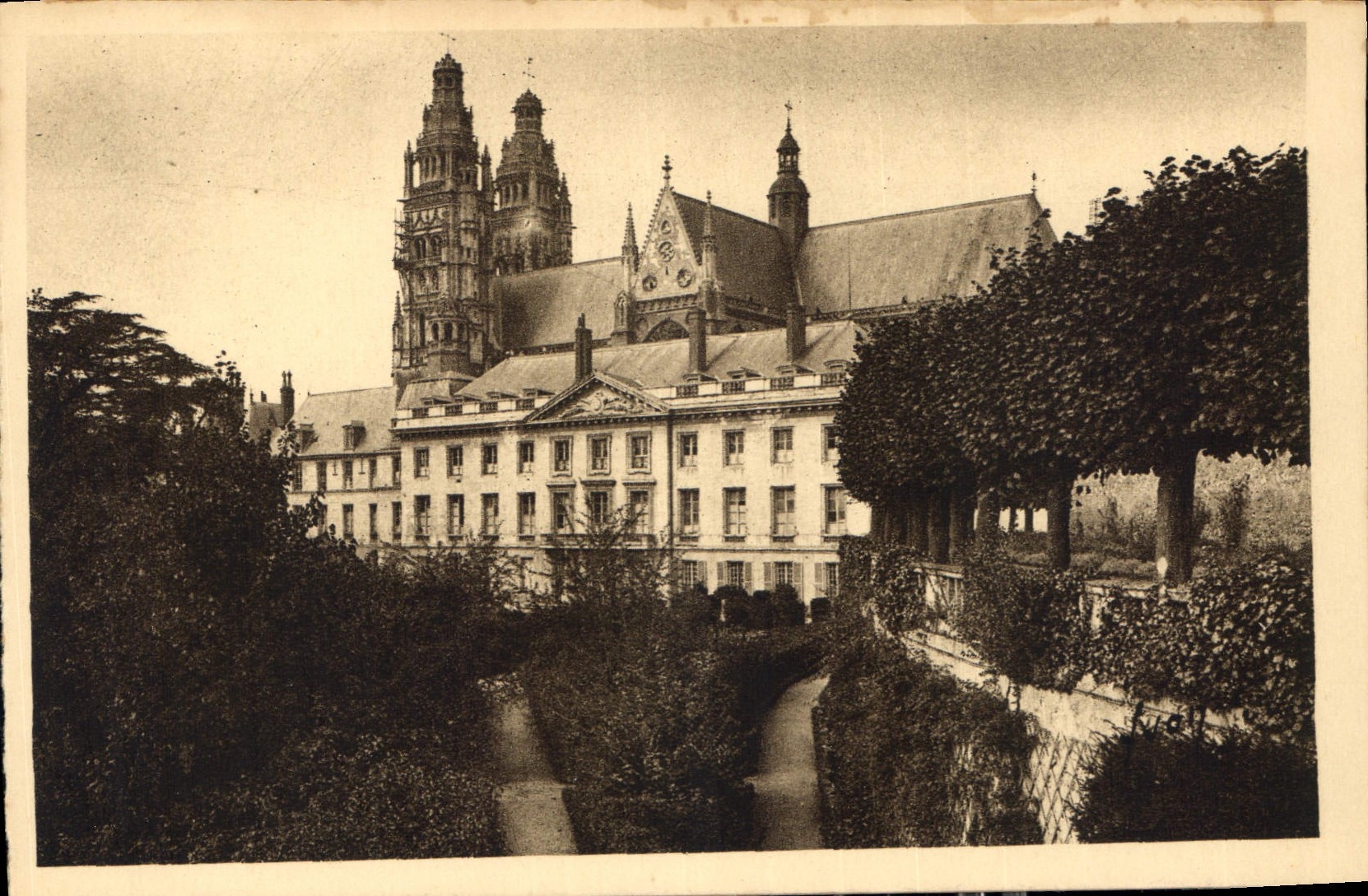 CPA Tours le Musee et la Cathedrale St Gatien 