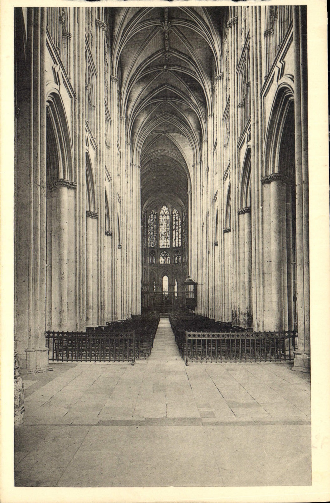 CPA Tours Cathedrale Nef vue de l'Entree 