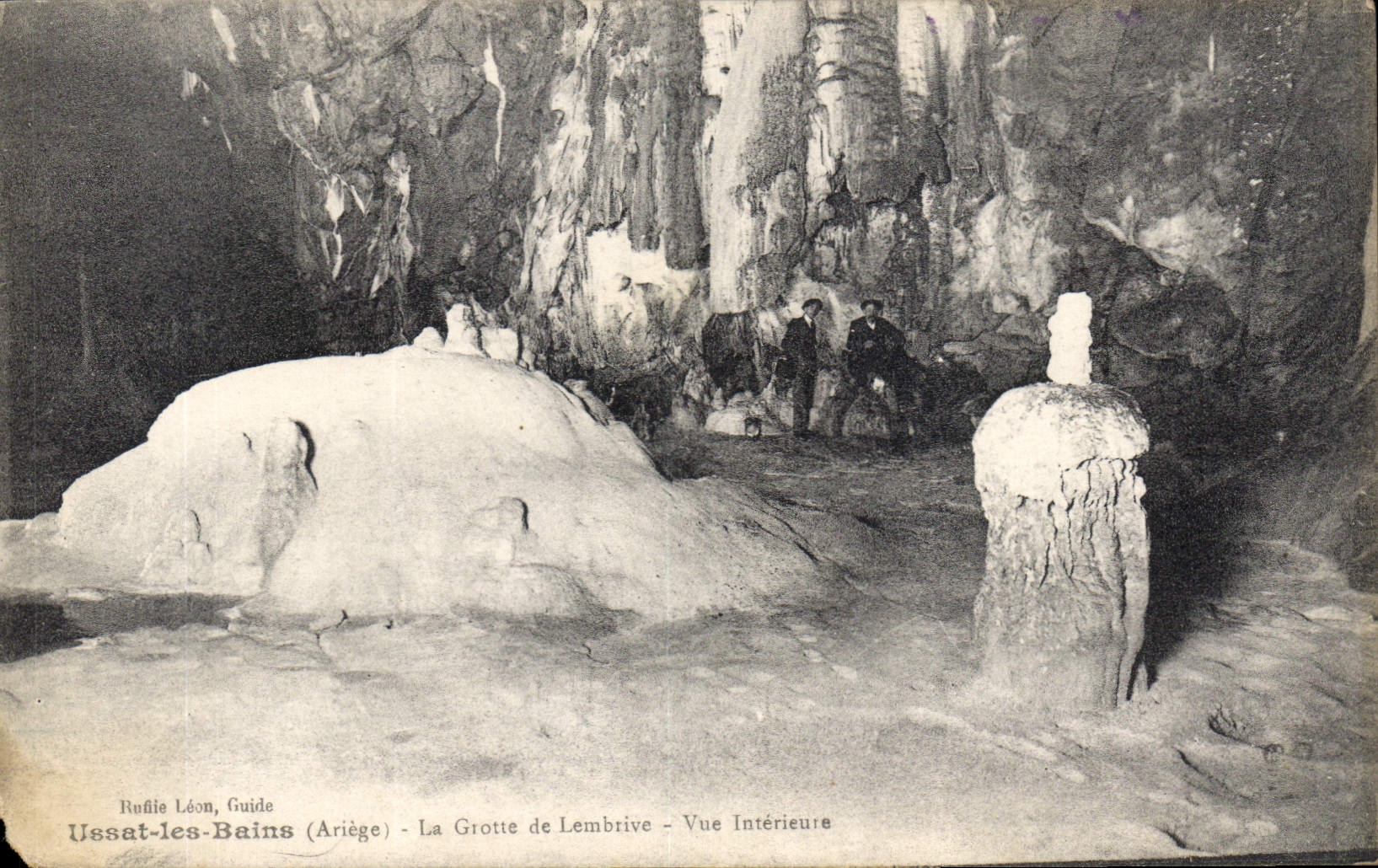 CPA Ussat Les Bains Ariege La Grotte de Lembrive Vue interieure