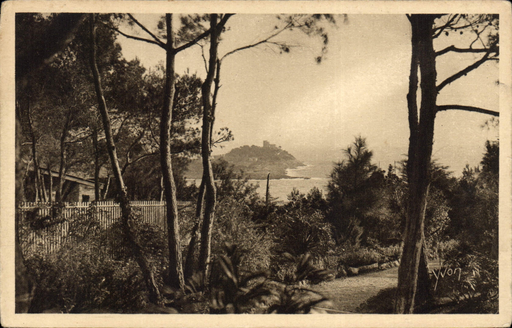 CPA Le Cap Ferrat Vu des Jardins de Saint Jean 