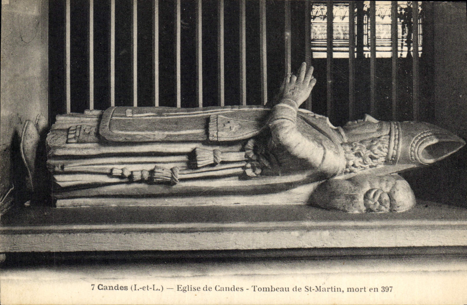 CPA Cannes Eglise de Candes Tombeau de St Martin Mort en 397 