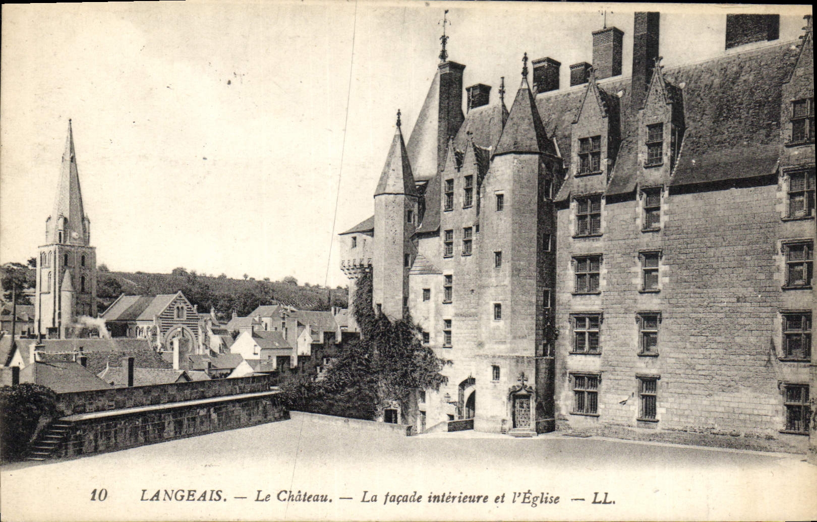 CPA Langeais Le Chateau La Facade interieure et l'Eglise