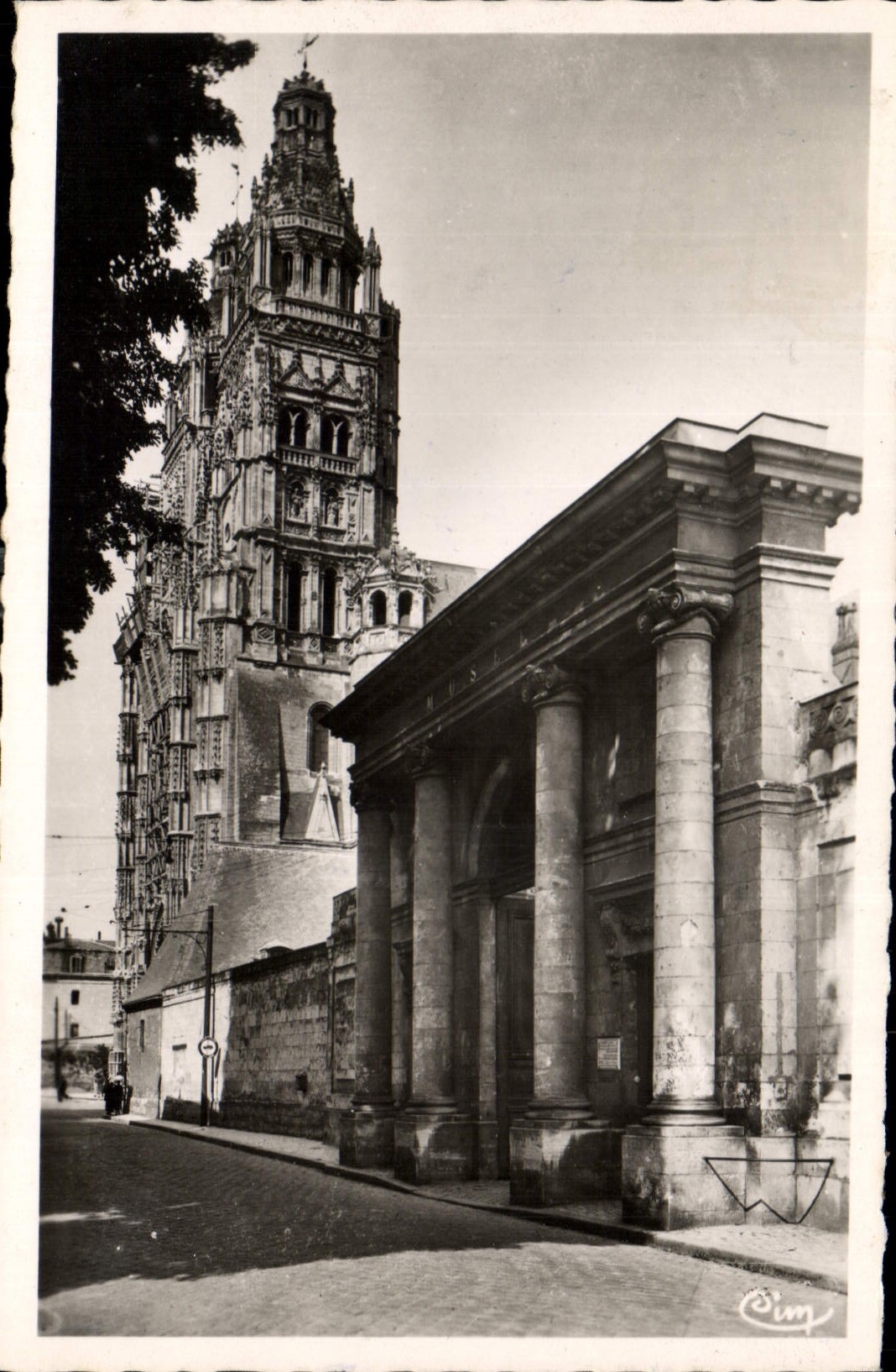 CPA Tours Entree de Musee ancien archeveche et tours de la Cathedrale