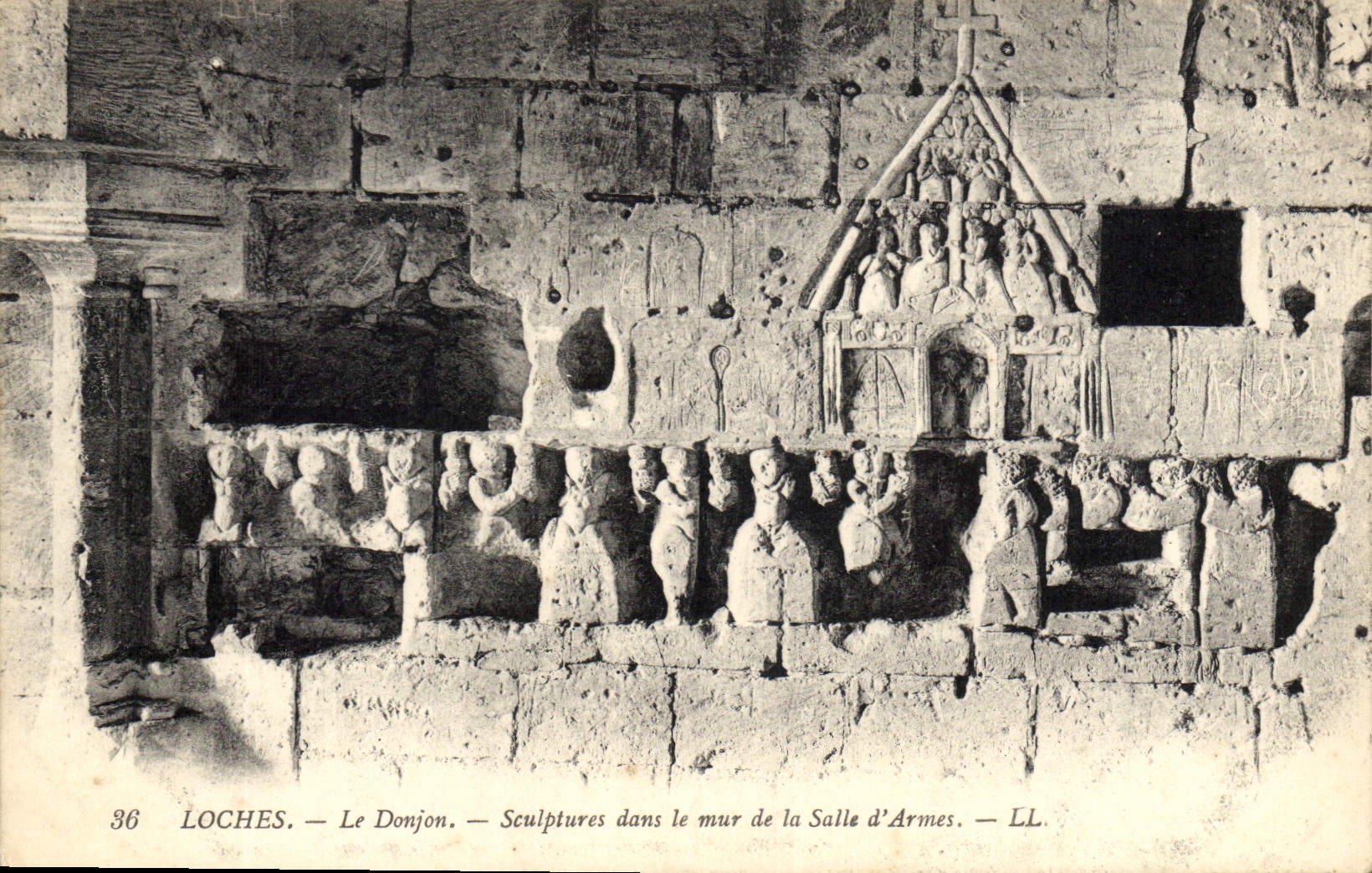 CPA Loches le Donjon Sculptures dans le mur de la Salle d'Annes 