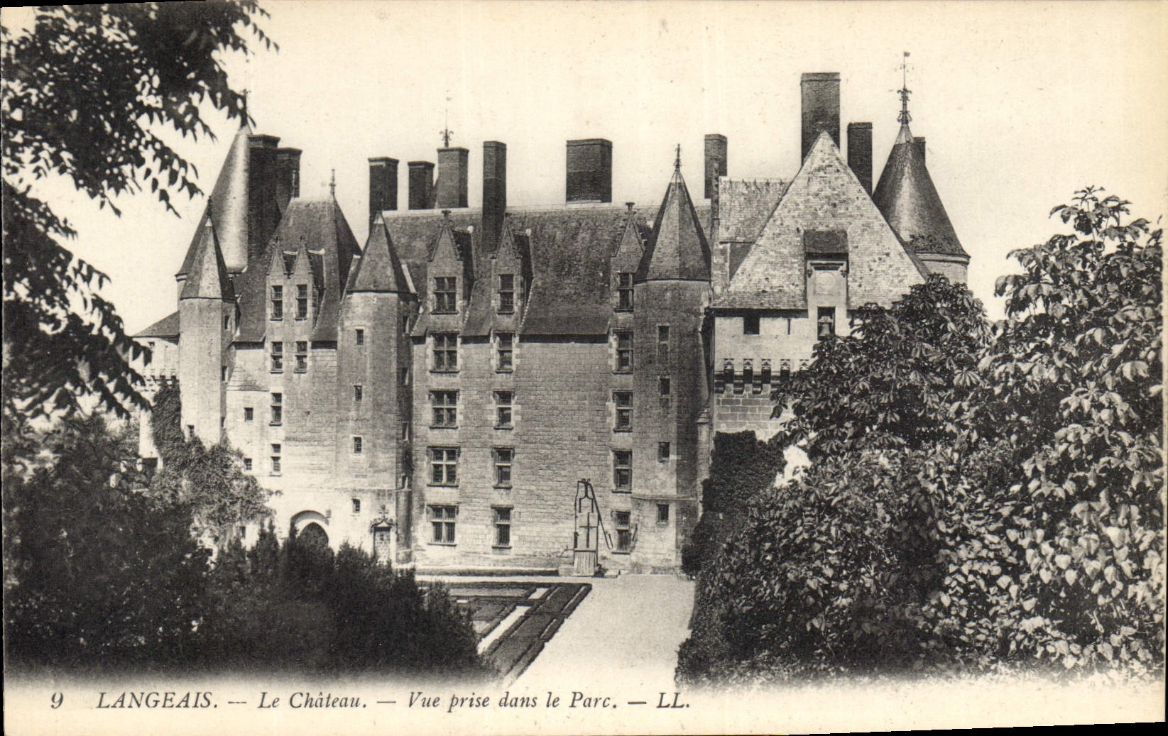 CPA Langeais Le Chateau Vue prise dans le Parc  