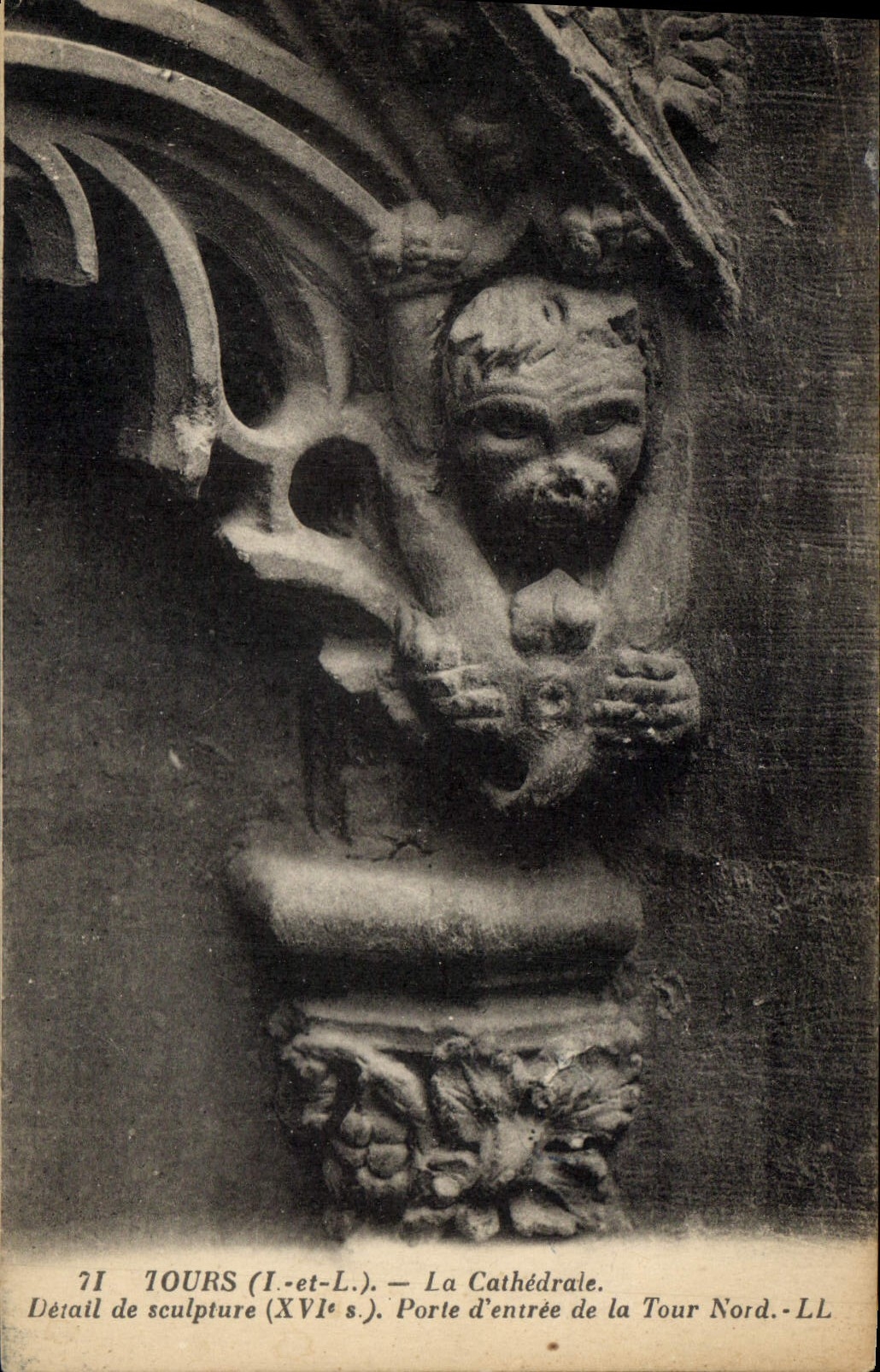 CPA Tours La Cathedrale Detail de sculpture Porte d'entree de la Tour Nord