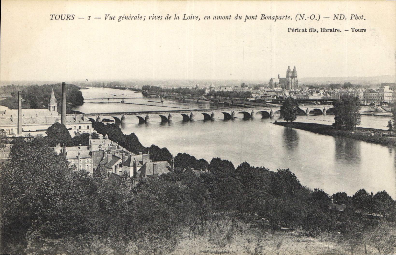 CPA Tours vue generale rives de la Loire en amont du pont Bonaparte 