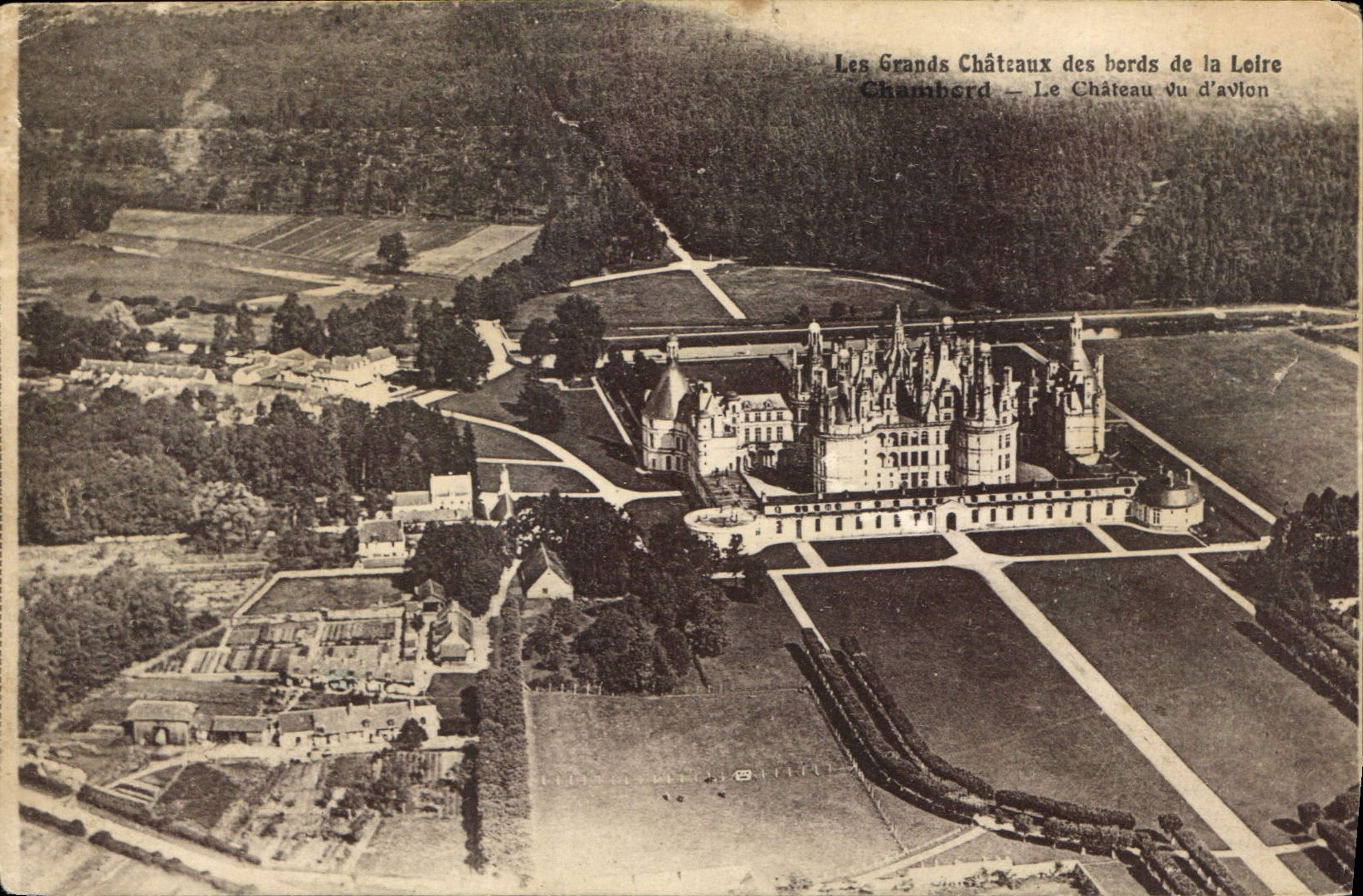 CPA Les Grands Chateau des bords de la Loire Chambord Le château vu d'avion