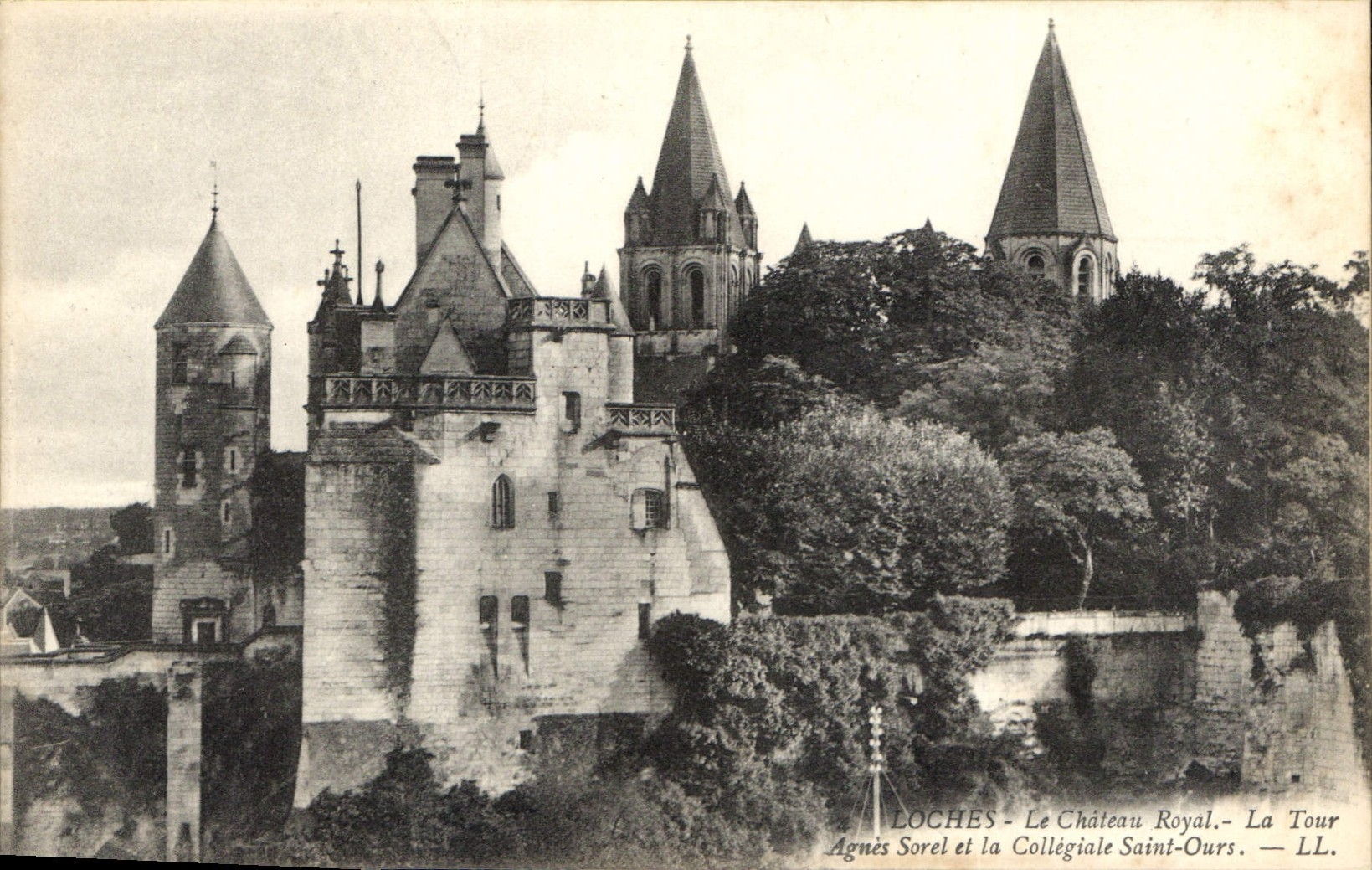 CPA Loches Le Chateau Royal La Tour Agnes Sorel et la collegiale Saint Ours