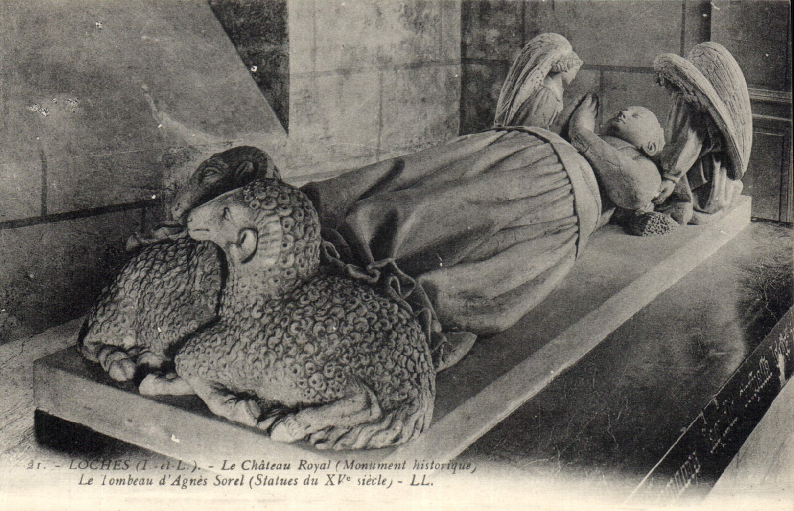 CPA Loches Le Chateau Royal Monument historique Le Tombeau d'Agnes Sorel 