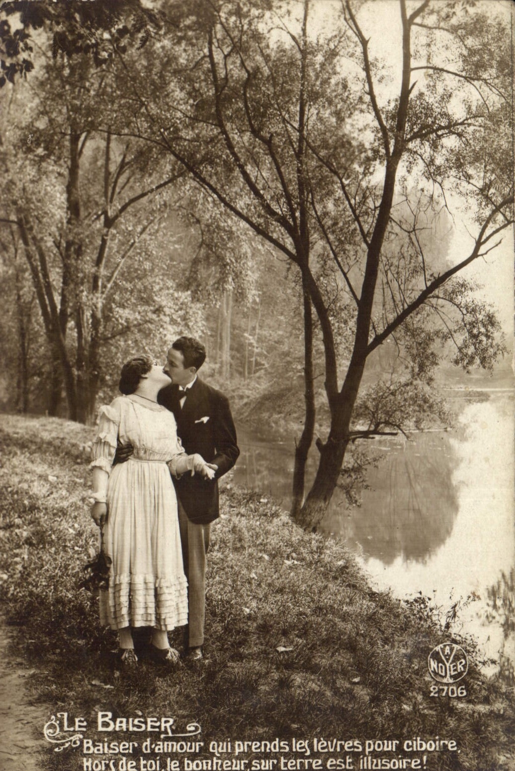 CPA Le Baiser d'amour qui prends le leures pour ciboire Femme