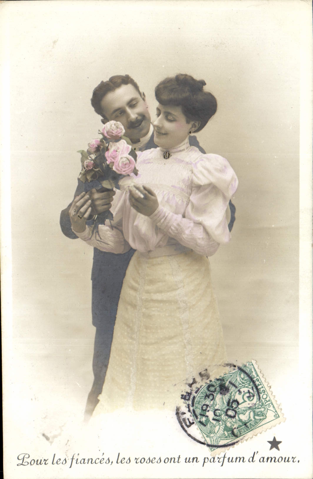 CPA Lour les fiances les roses unt parfum d'Amour Femme