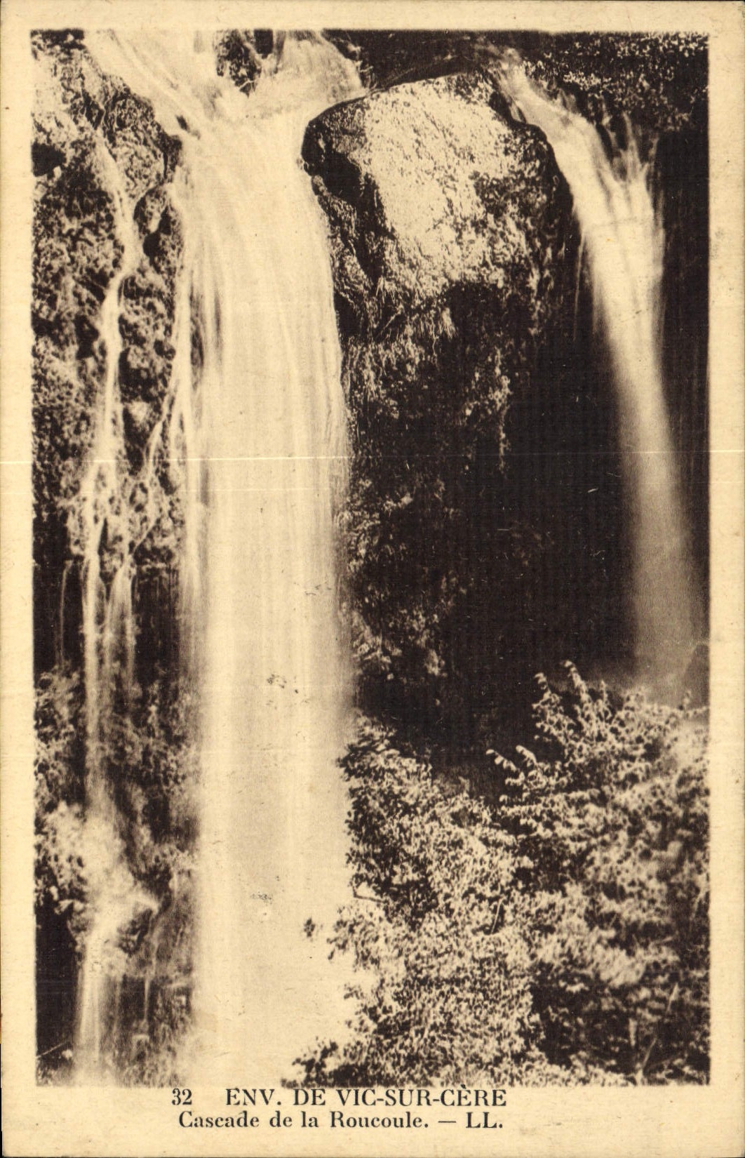 CPA Env de vic sur Cere Cascade de la Roucoule