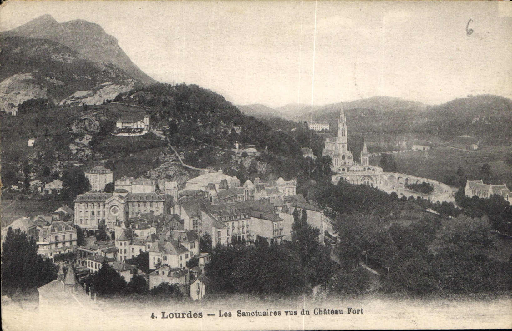CPA Lourdes Les Sanctuaries vus du Chateau Fort 