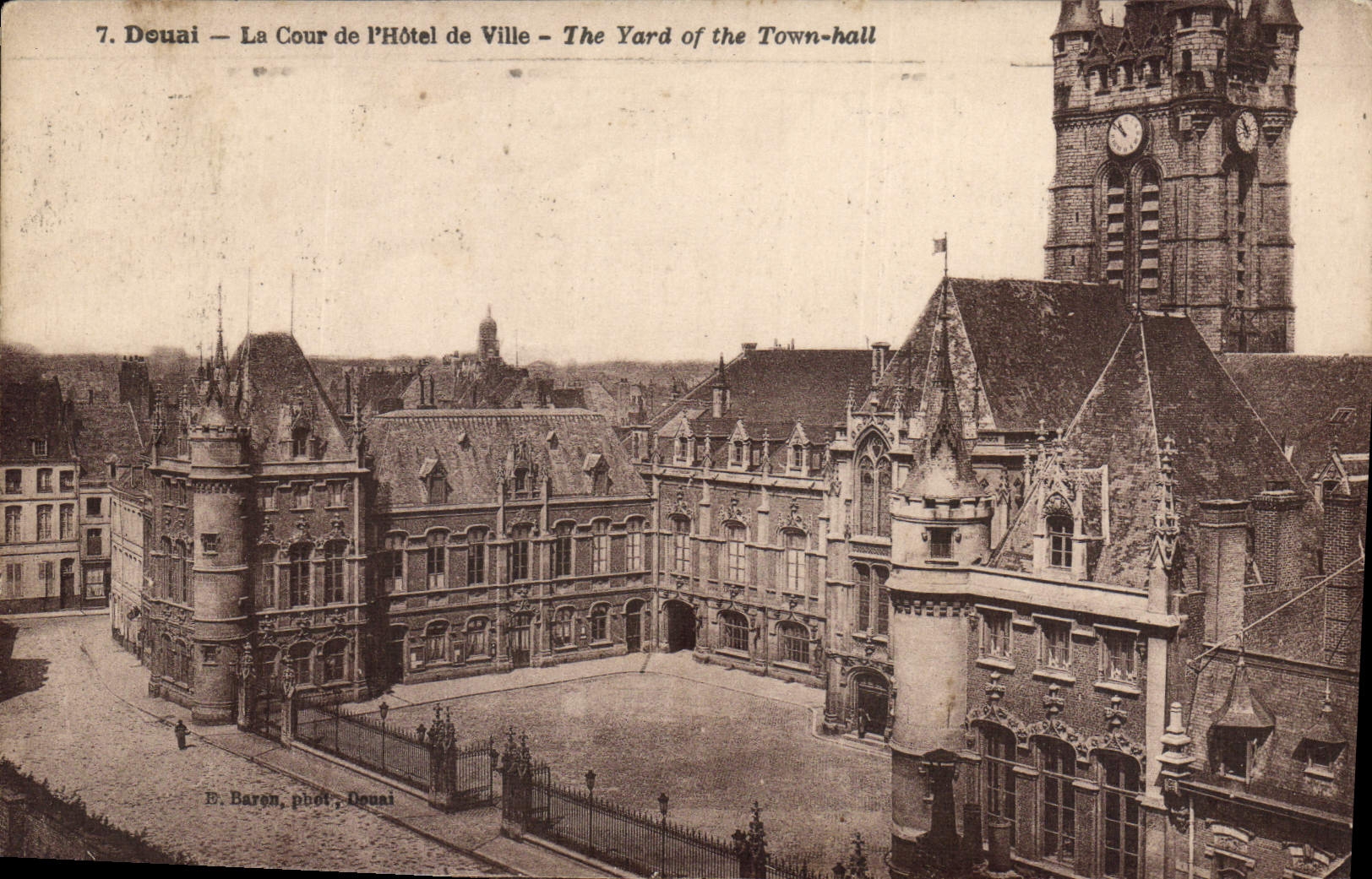 CPA Douai La Cour de l'Hotel de Ville 