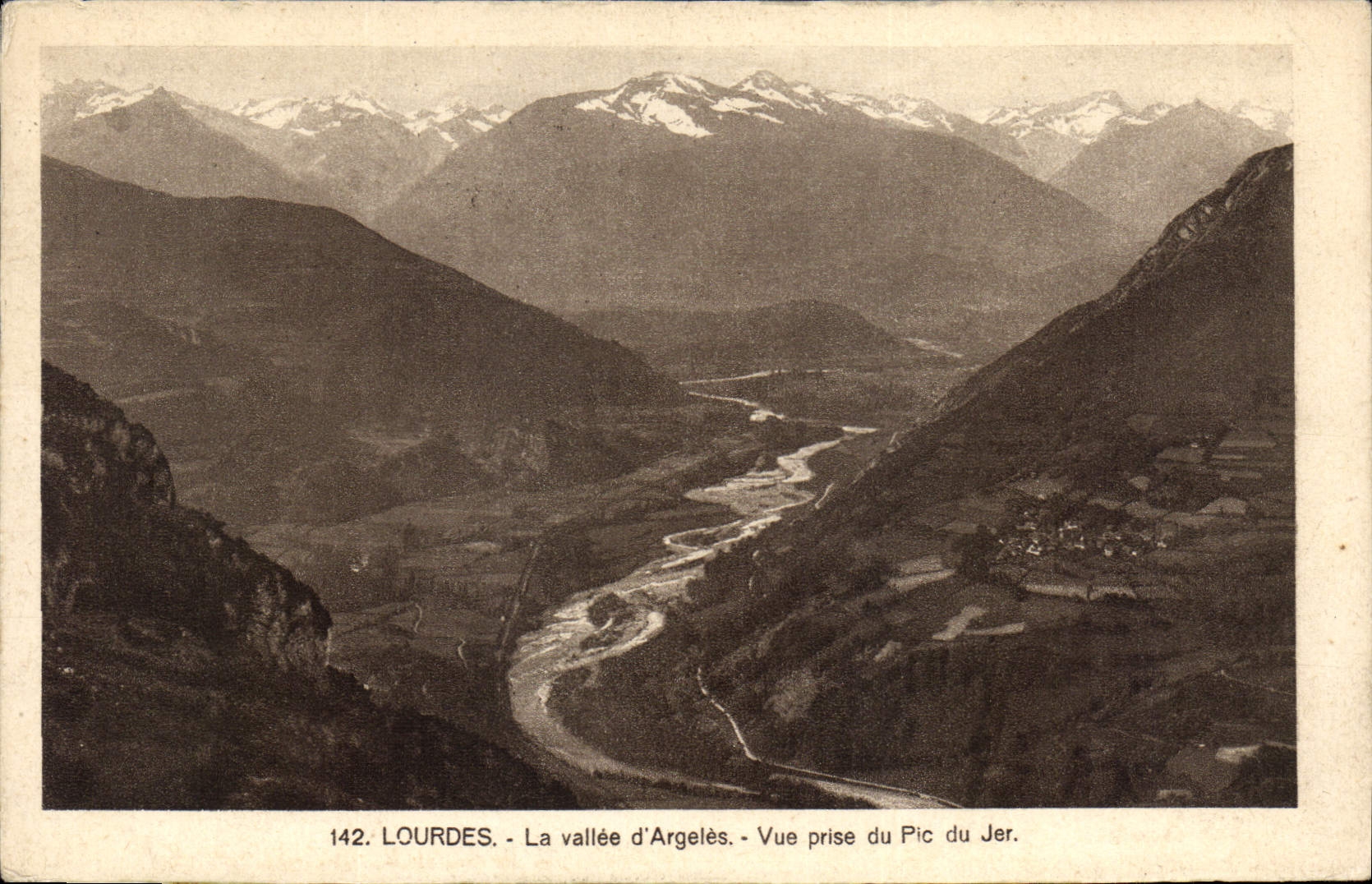 CPA Lourdes La Vallee d'Argeles Vue prise du Pic du Jer 