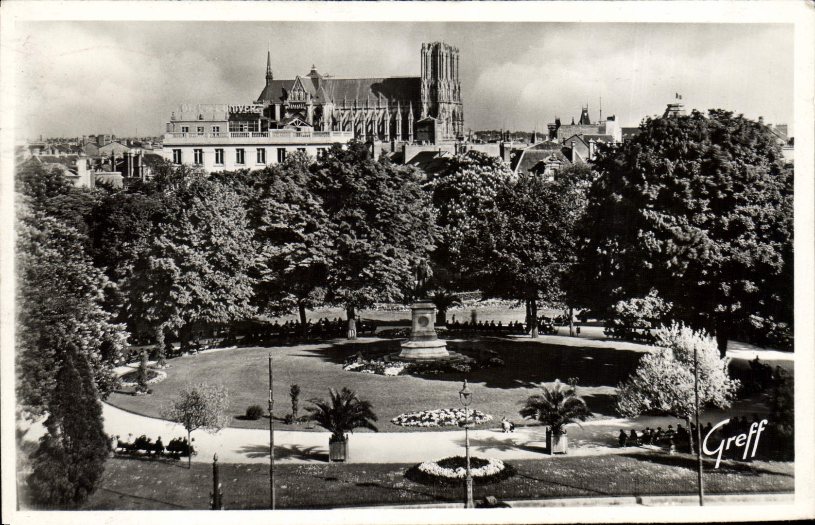 CPA Reims Marne Le Jardin Public et la Cathedrale