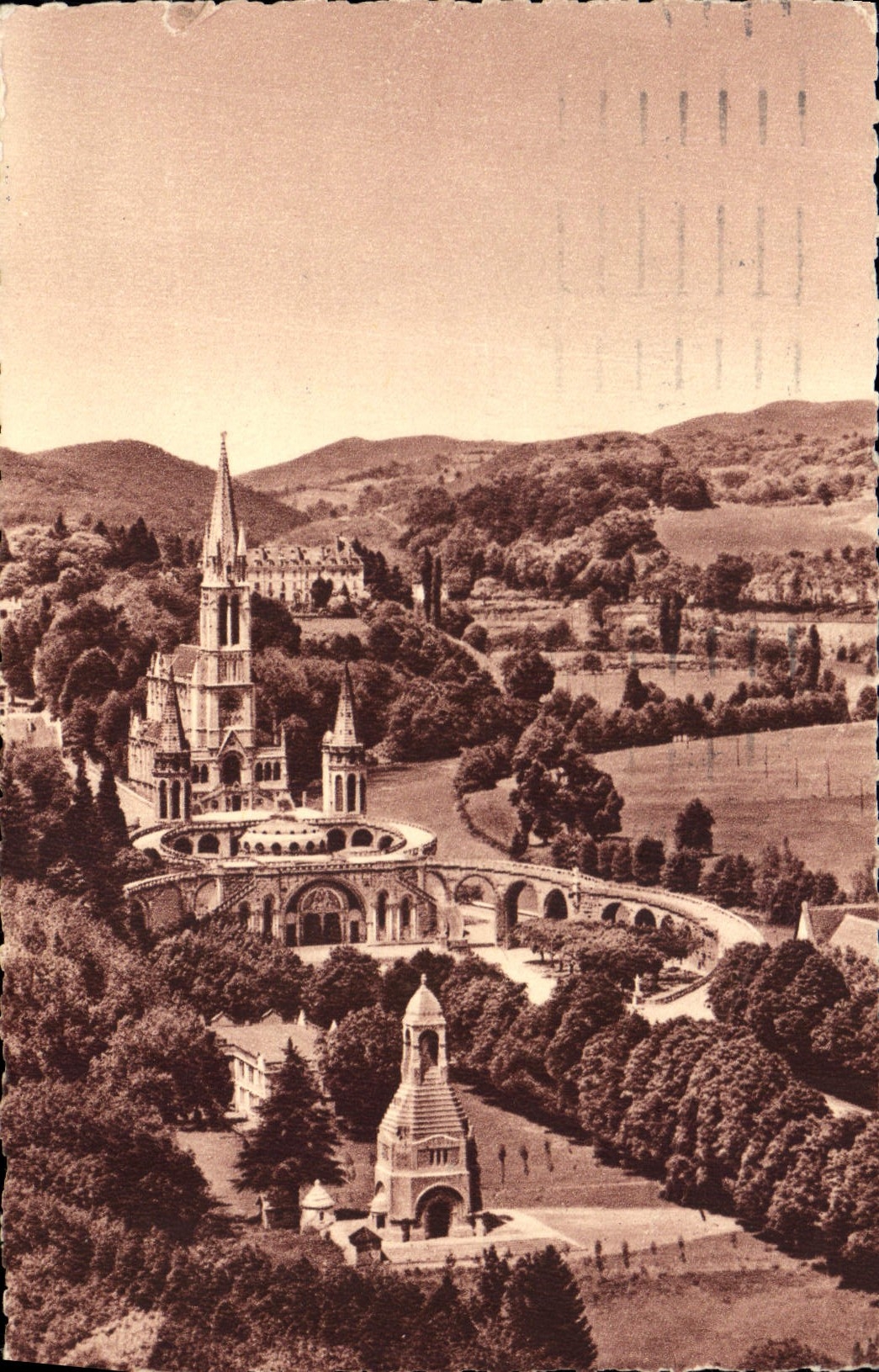 CPA Lourdes la Basilique et le Monument Interallie 