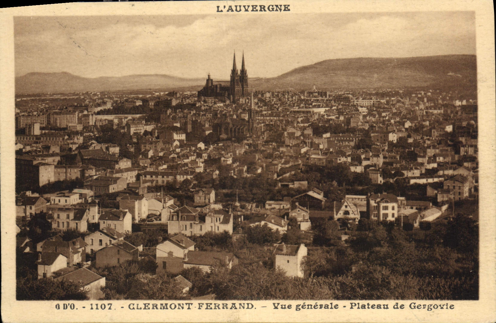 CPA L'Auvergne Clermont Ferrand vue generale plateau de Gergovie 