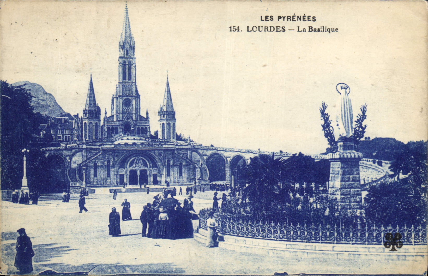 CPA Les Pyrenees Lourdes la Basilique 