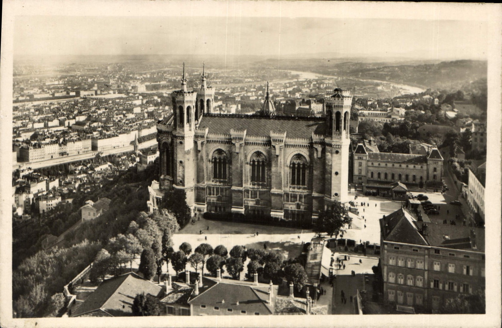 CPA Lyon Basilique de Fourviere et vue d'ensemble sur Lyon Confluent du Rhone et de la Saone 