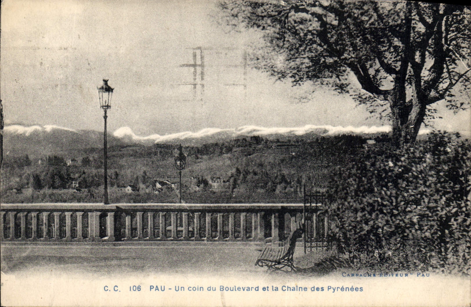 CPA Pau un Coin du Boulevard et la Chaine des Pyrenees