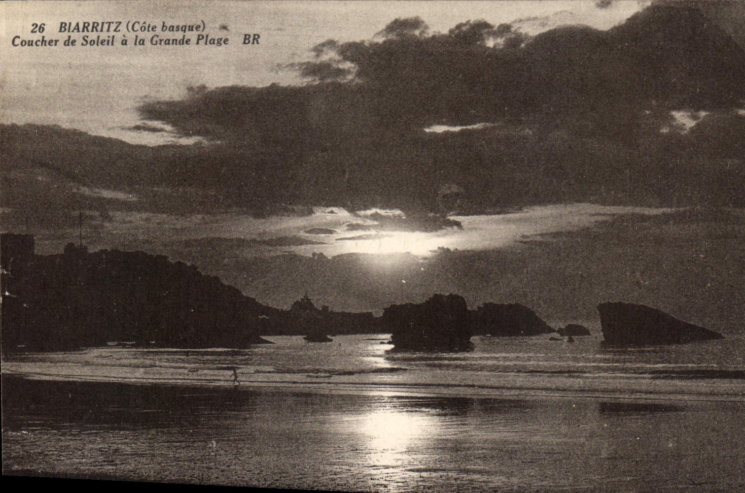 CPA Biarritz Cote Basque Coucher de Soleil a la Grande Plage 