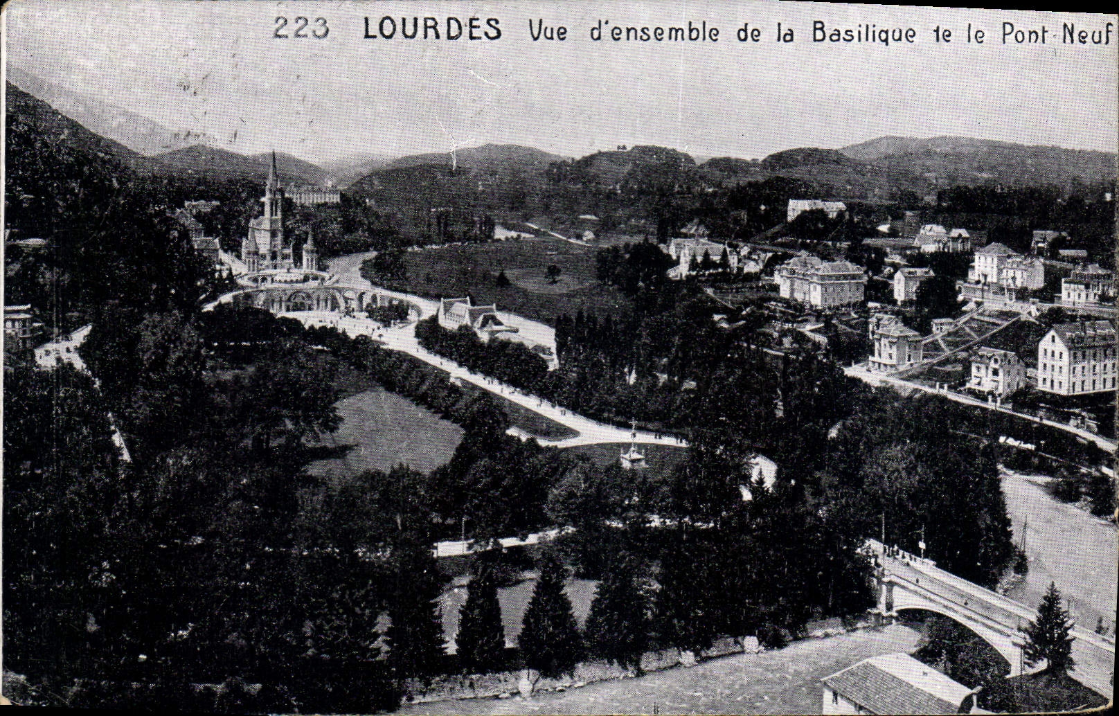 CPA Lourdes vue d'ensemble de la Basilique 1e le Pont Neuf 