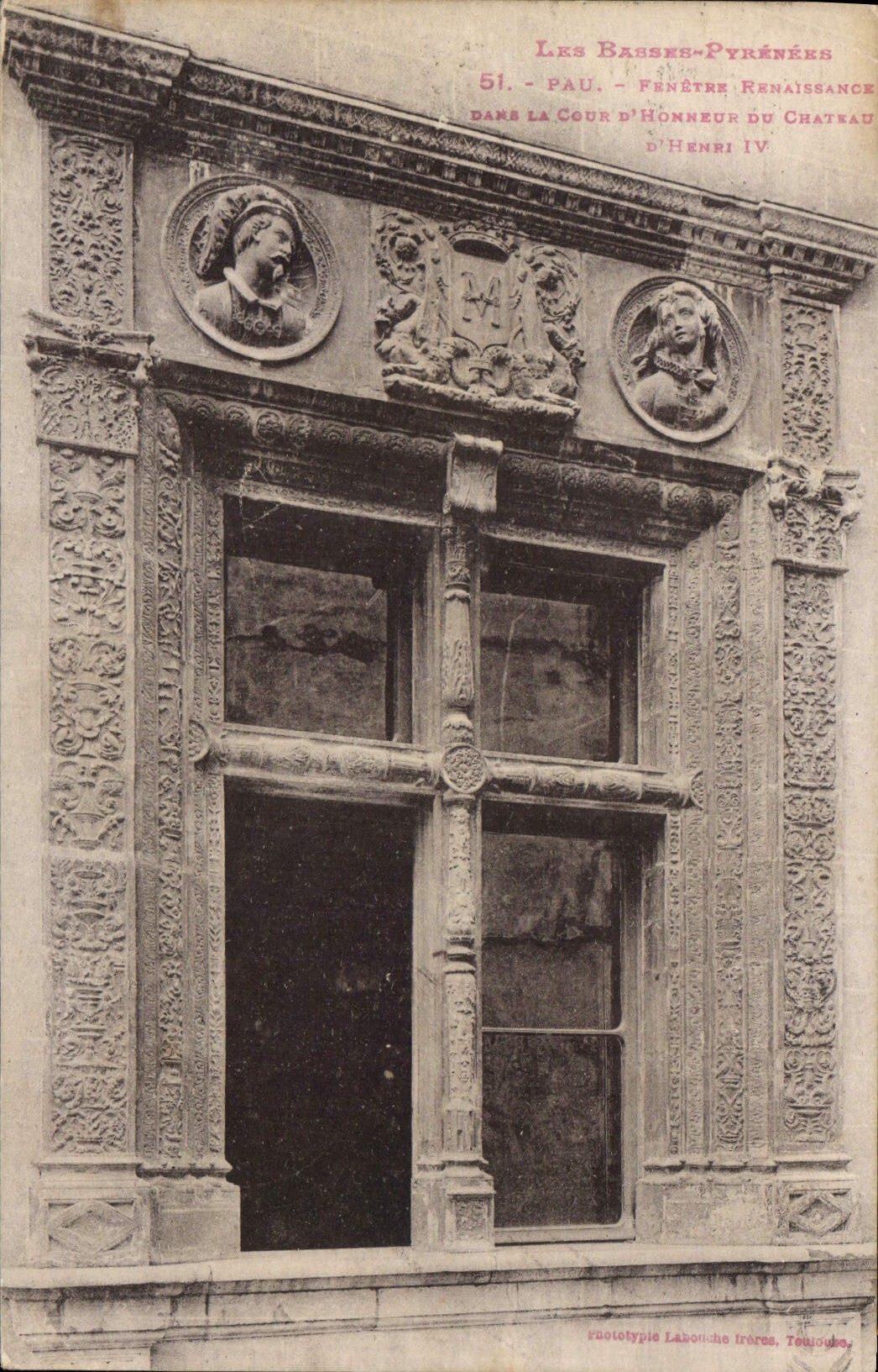 CPA Le Pyrenees Pau Fenetre Renaissance dans la cour d'Honneur du Chateau Henri IV 
