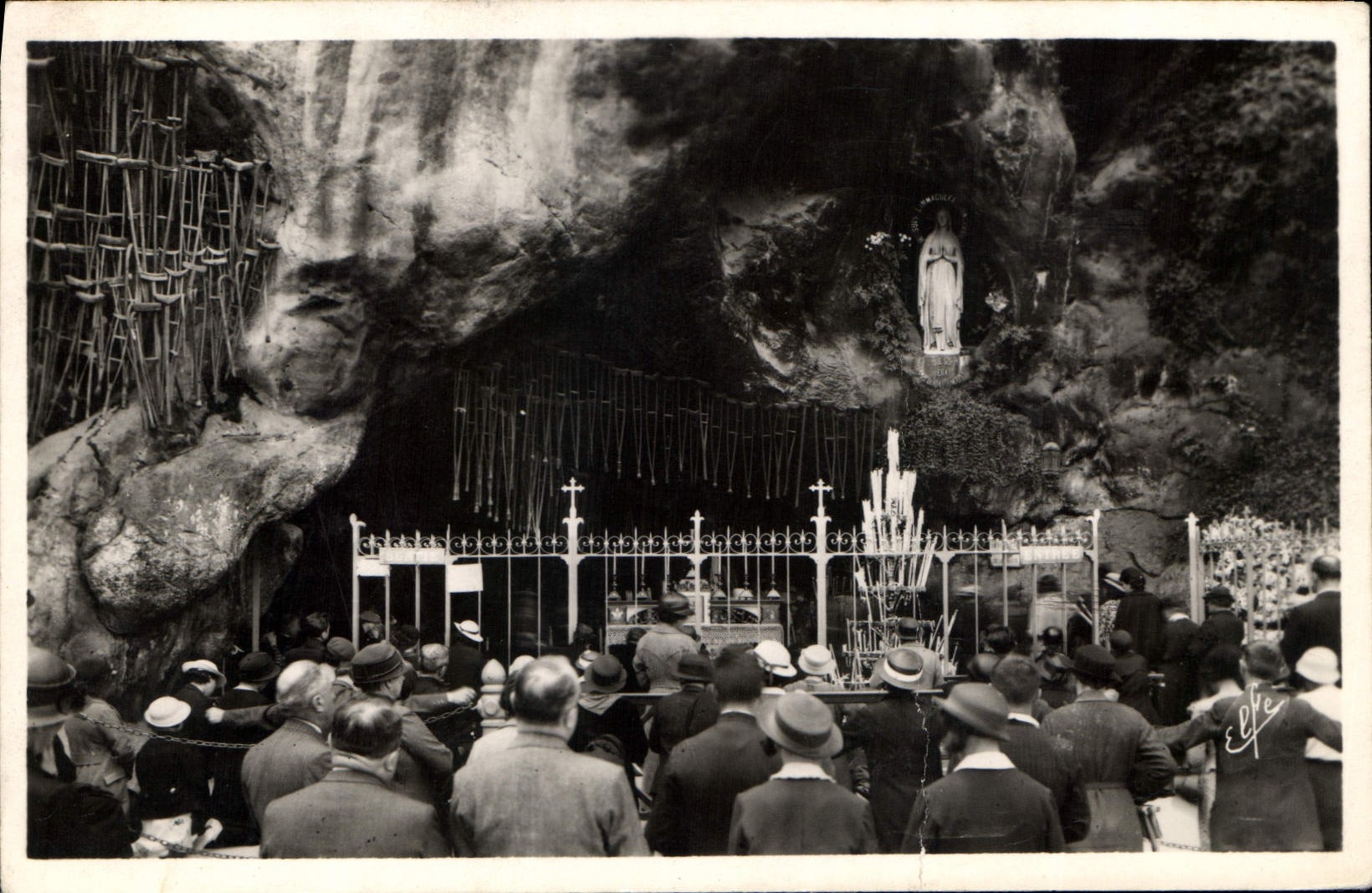 CPA Pyrenees Ocean Lourdes la Grotte Miraculeuse 