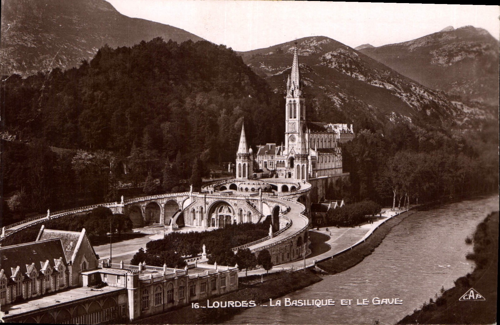 CPA Lourdes la Basilique et le Gave 