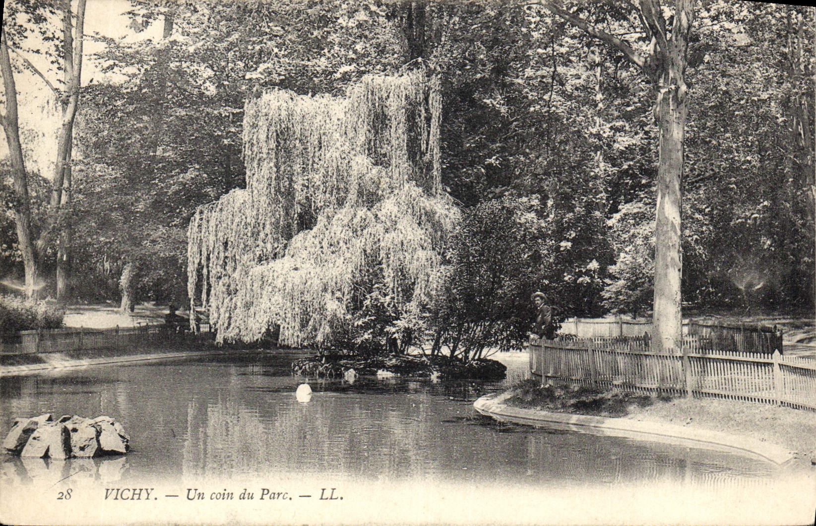 CPA Vichy un coin du Parc 