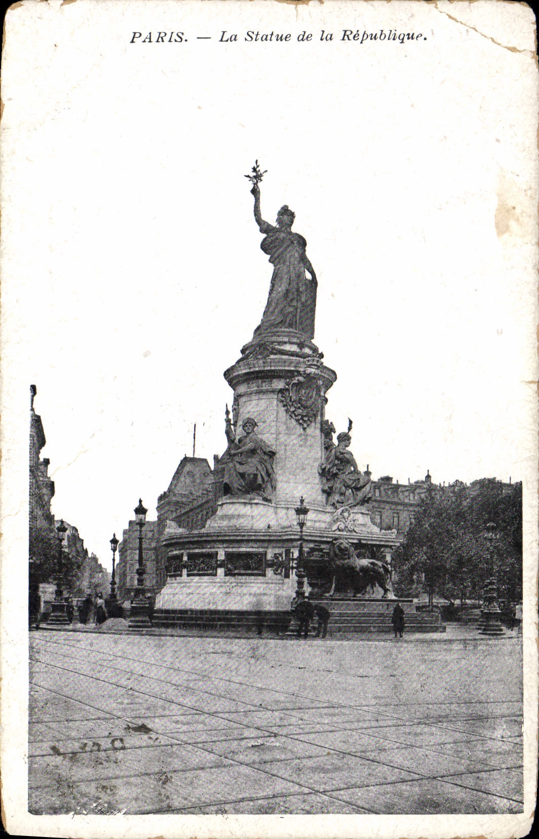 CPA Paris la statue de la Republique 