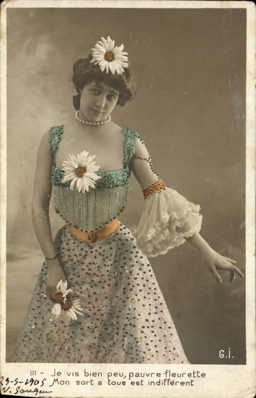 CPA Je Vis bien peu Pauvre Fleurette Mon Sort a tout est indifferent Femme