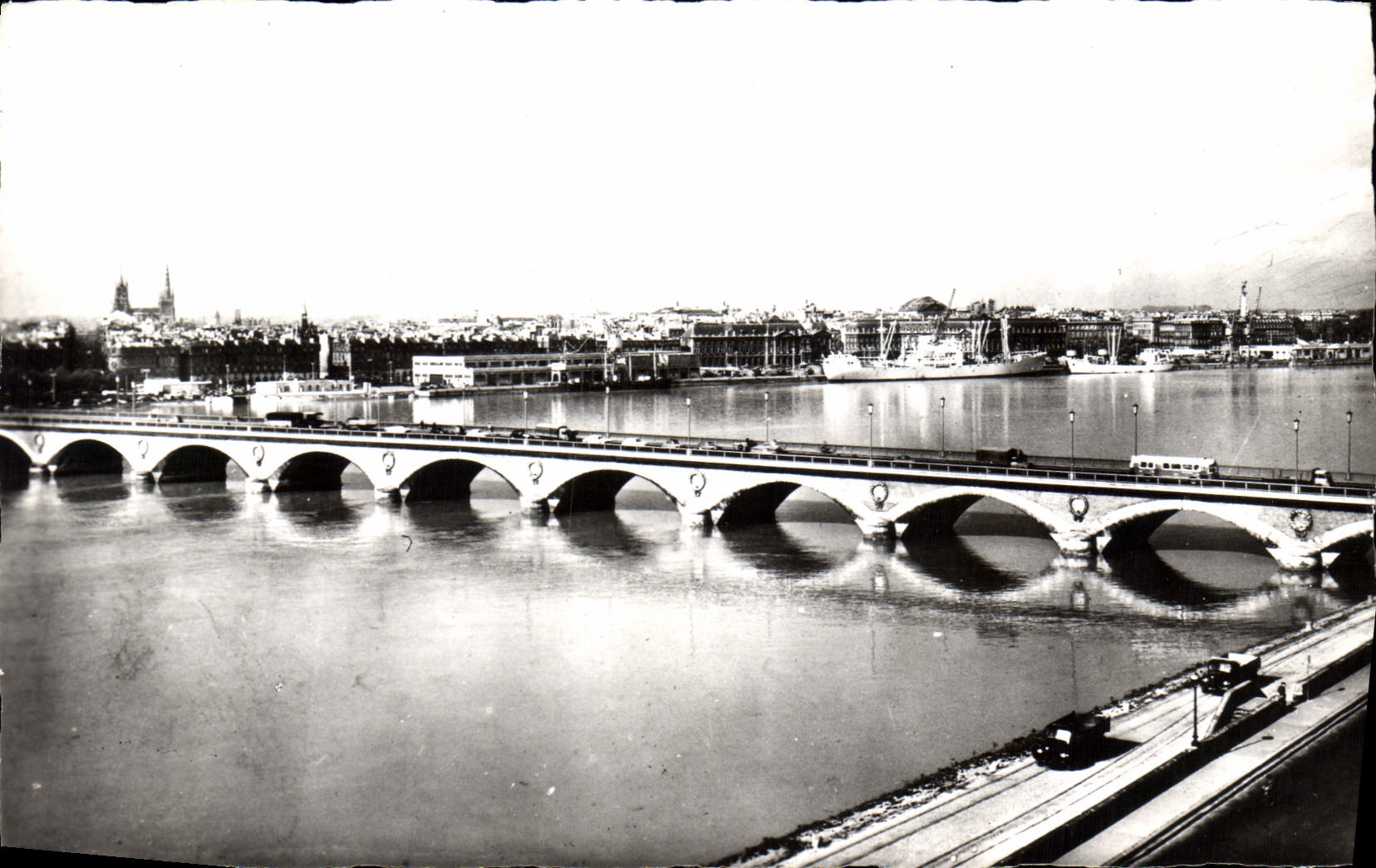CPA Bordeaux le Pont de Pierre et vue generale du Port 