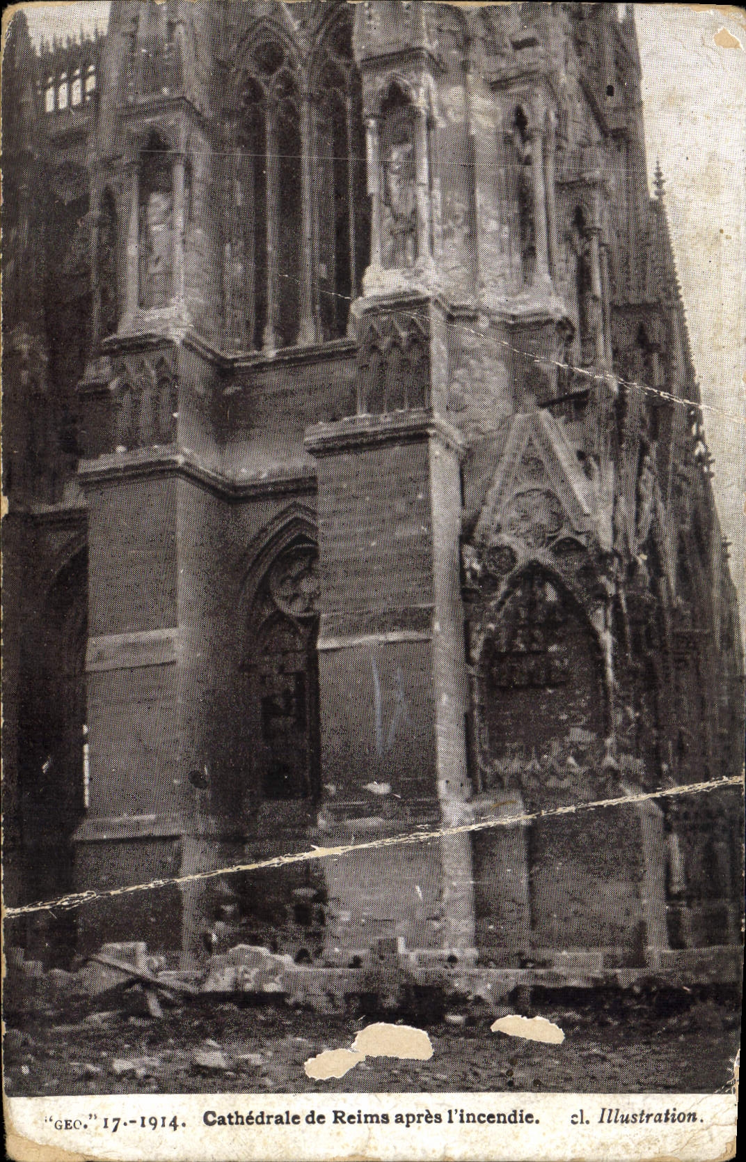 CPA Cathedrale de Reims apres l'Incendie 