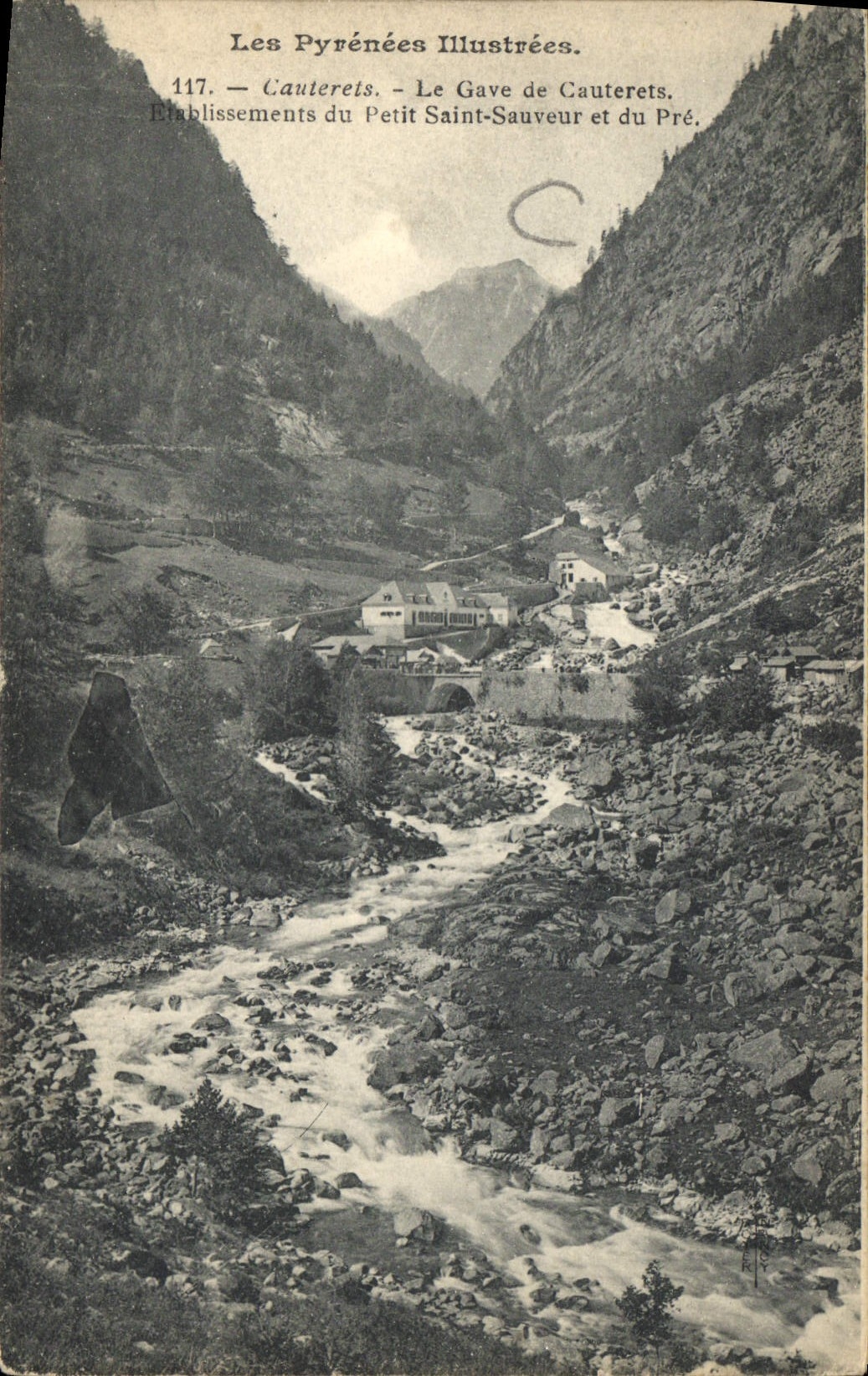 CPA Les Pyrenees Illustree Cauterets le Gave de Cauterets Etablissement du petit Saint Sauveur et du