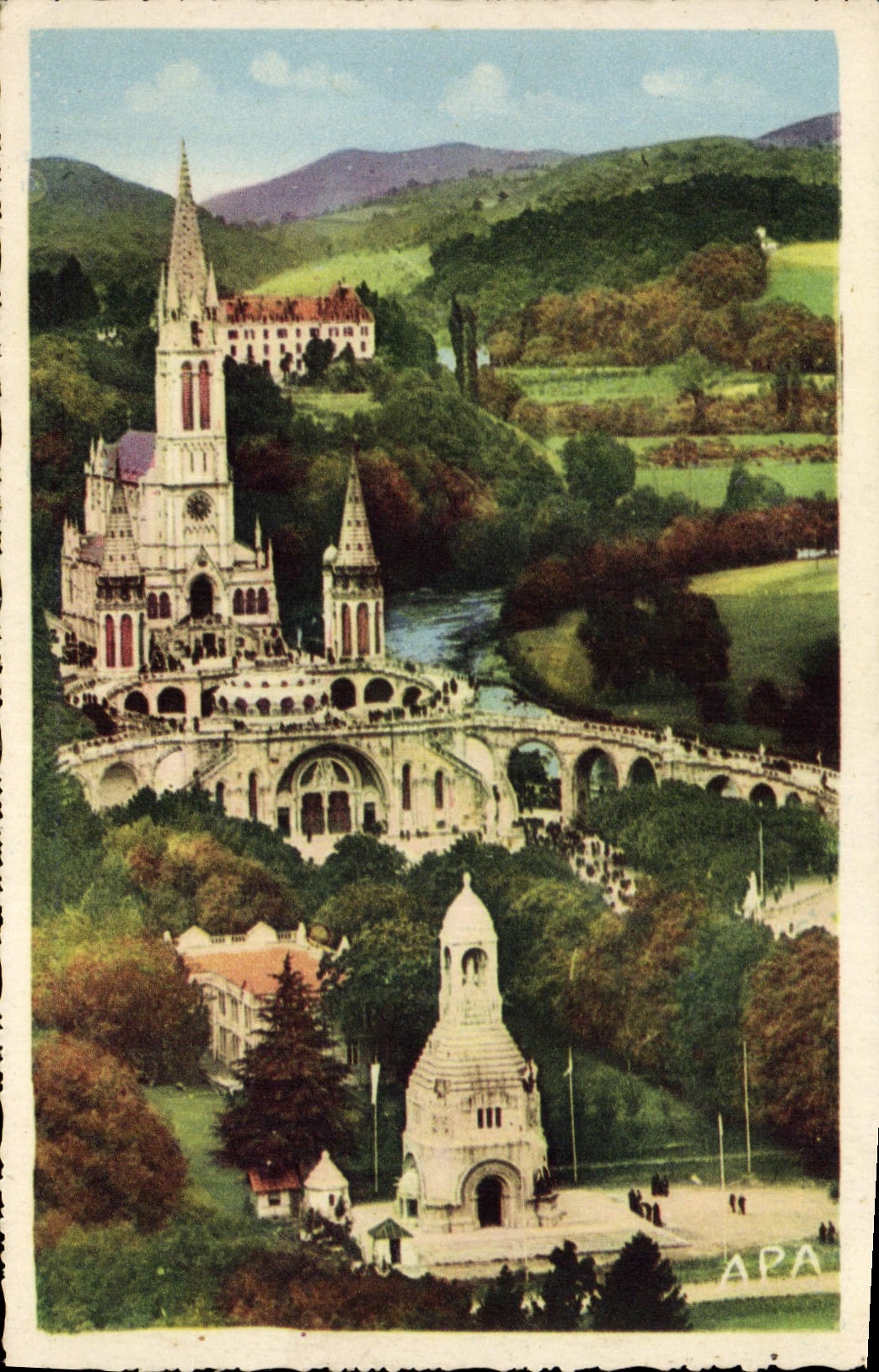 CPA Lourdes la Basilique et le Monument Interralie 