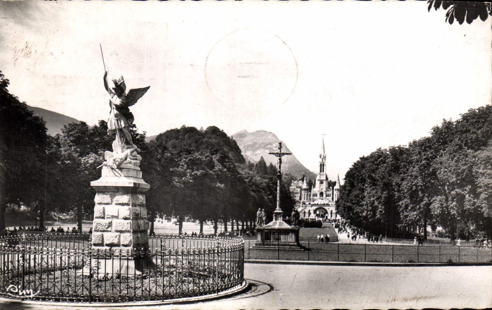 CPA Lourdes Htes Pyr Allees de la Basilique 