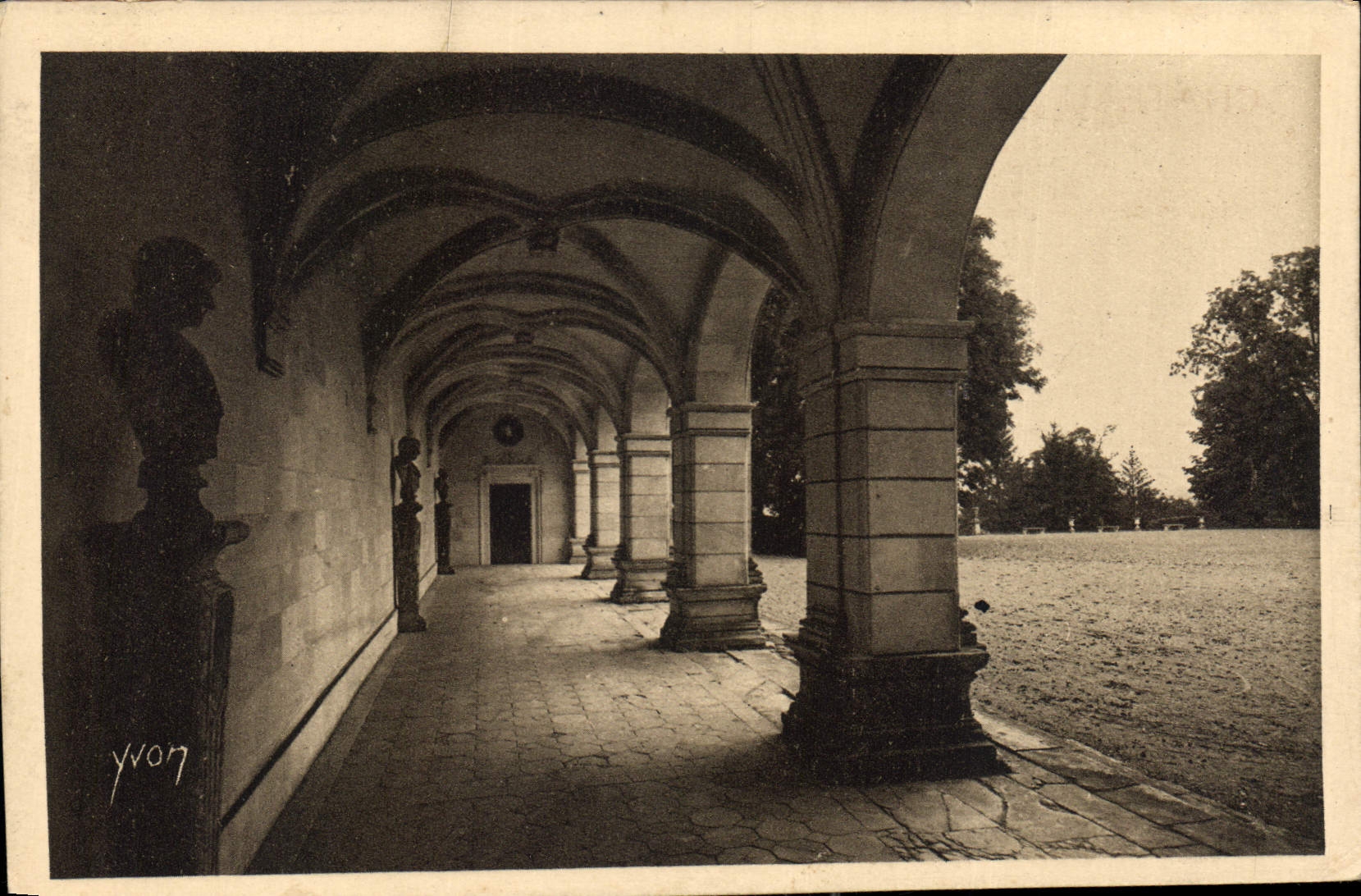 CPA Chateau de Valencay Galerie des Arcades