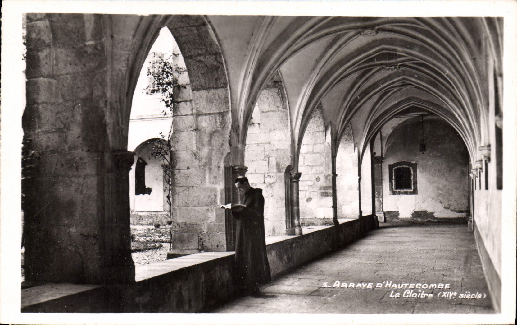 CPA Abbaye d'Hautecombe le Cloitre XIV siecle