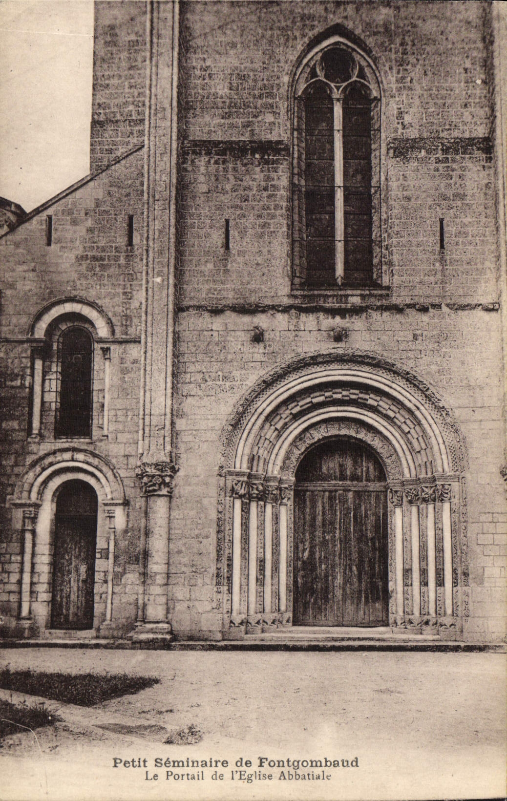 CPA Petit Seminaire de Fontgomabaud le Portail de l'eglise Abbatiale