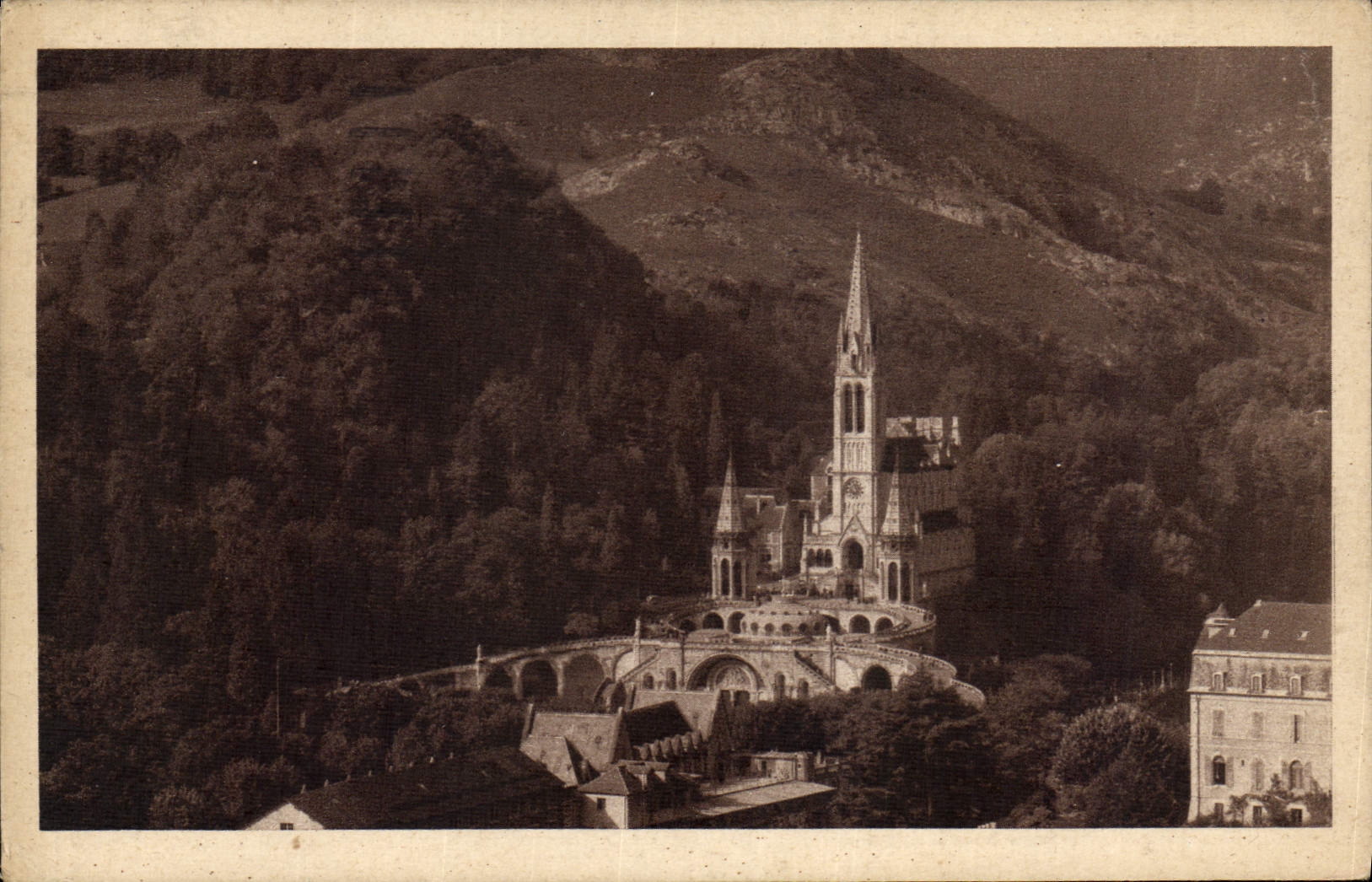 CPA Lourdes la Basilique vue Plongeante 