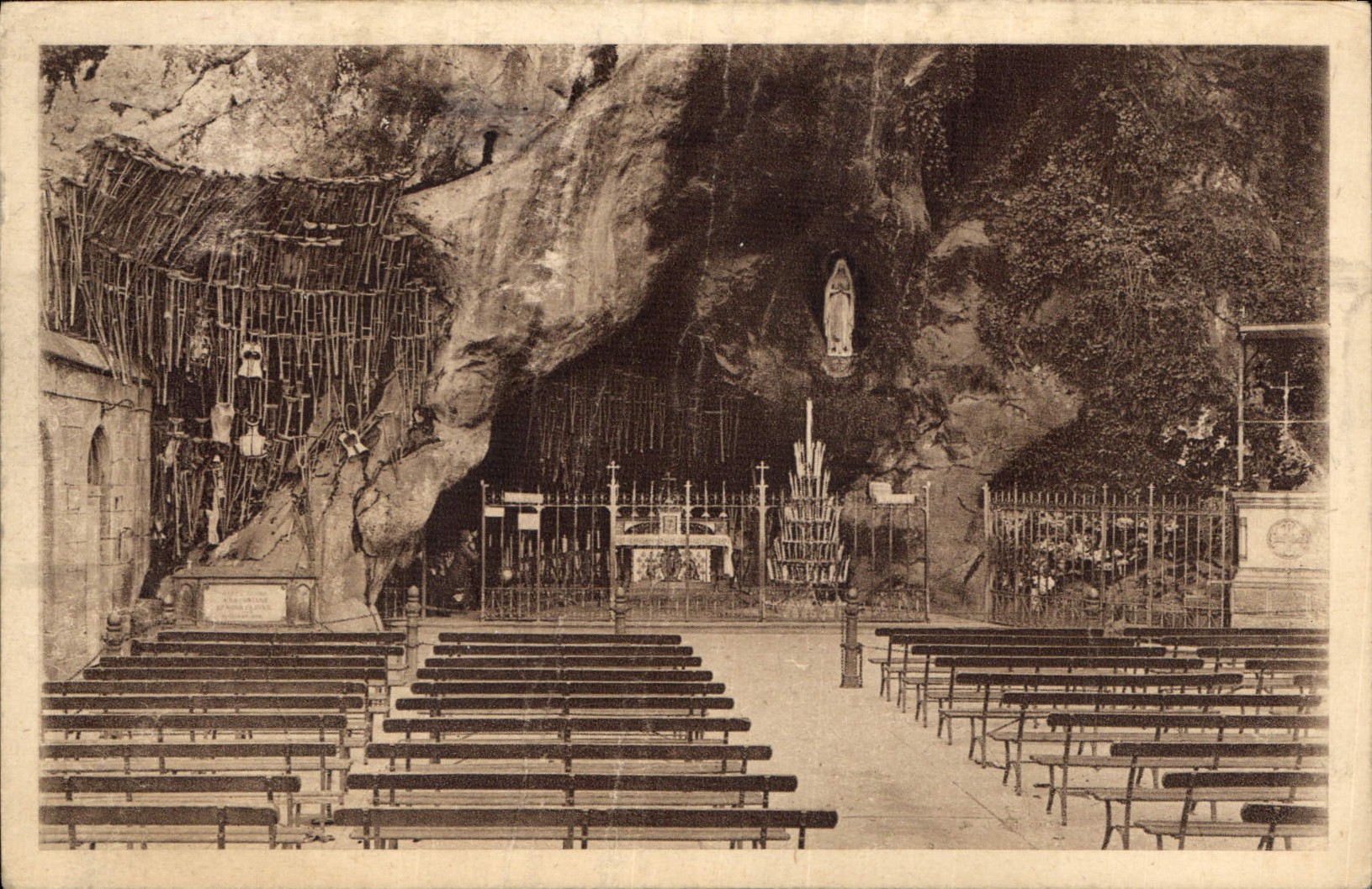 CPA Lourdes la Grotte Miraculeuse 