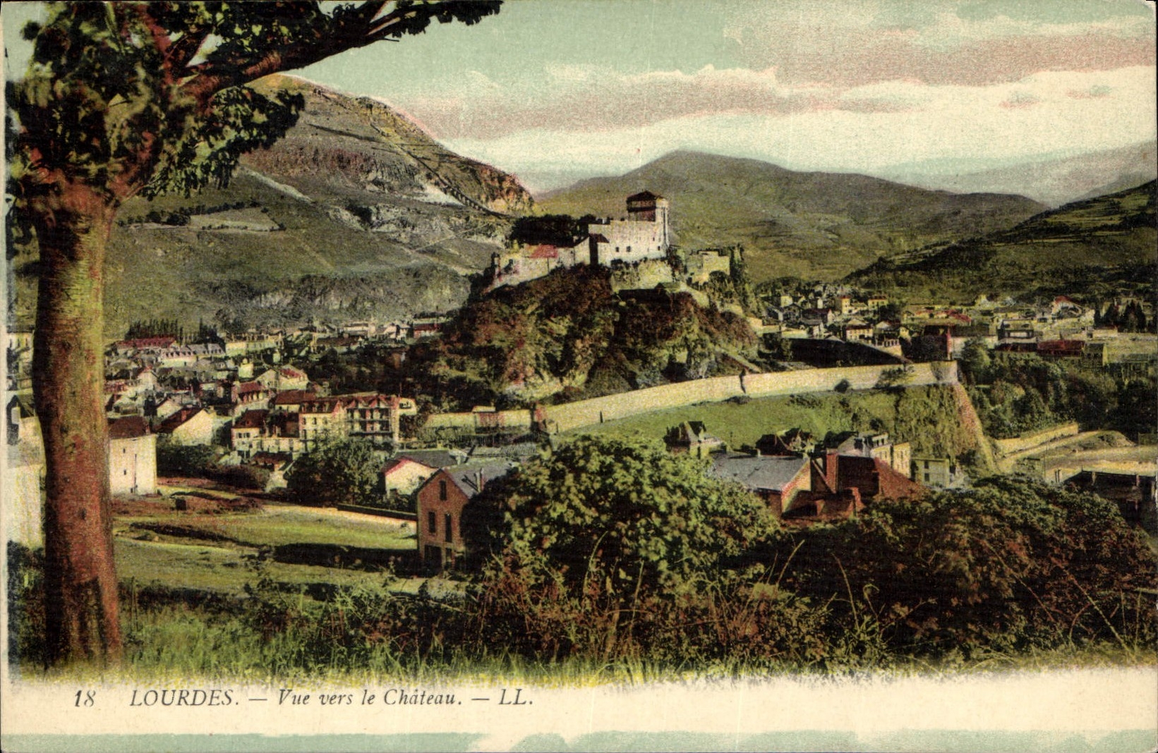 CPA Lourdes vue vers le Chateau 