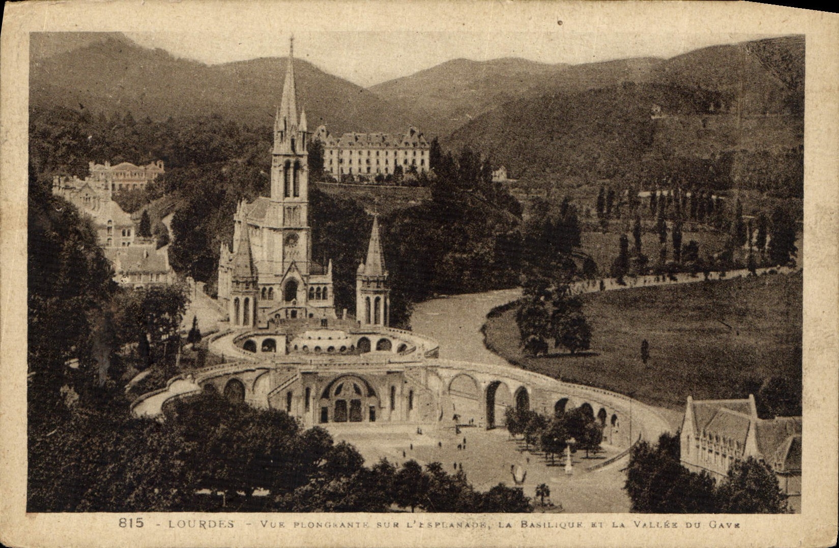 CPA Lourdes vue Plongeante sur la Basilique et la Vallee du Gave 